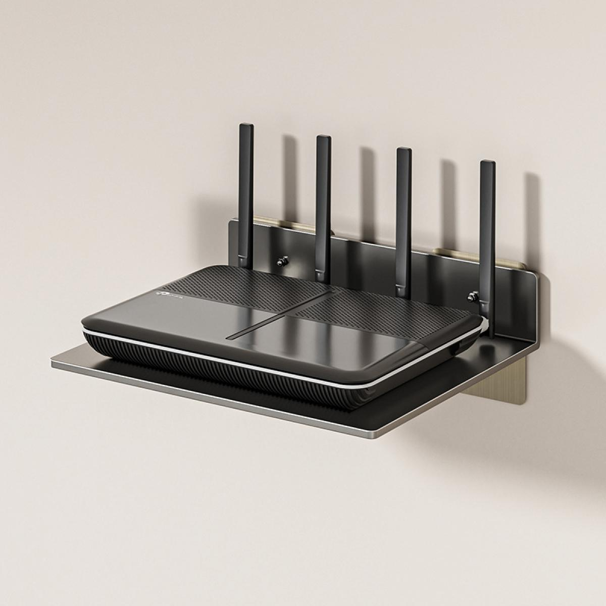 Ein schwarzer Router mit Antennen steht auf einem Metallregal an einer beigen Wand. Schatten sind sichtbar.