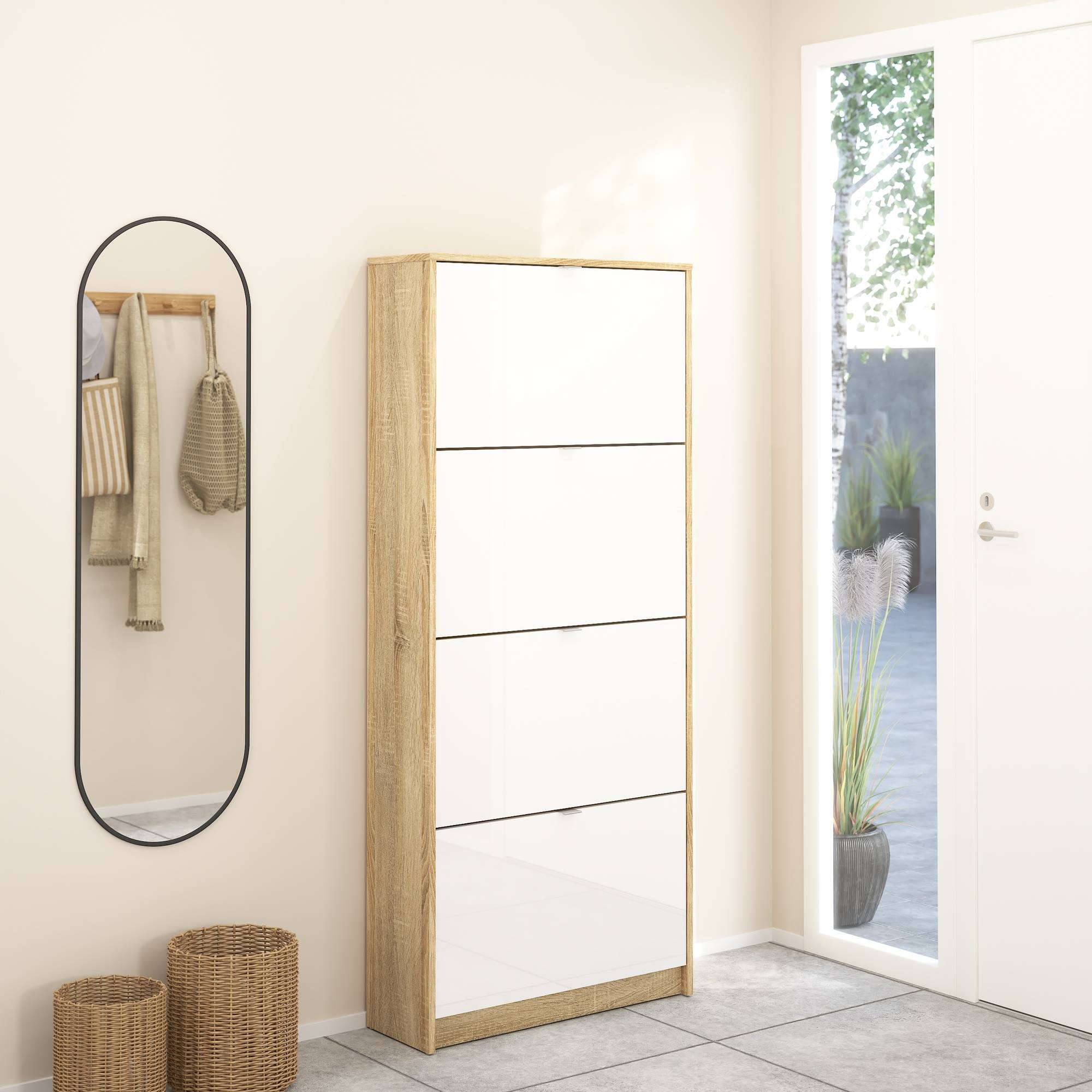 Un pasillo con un zapatero, espejo y dos cestas. Una puerta conduce a una vista exterior con plantas.
