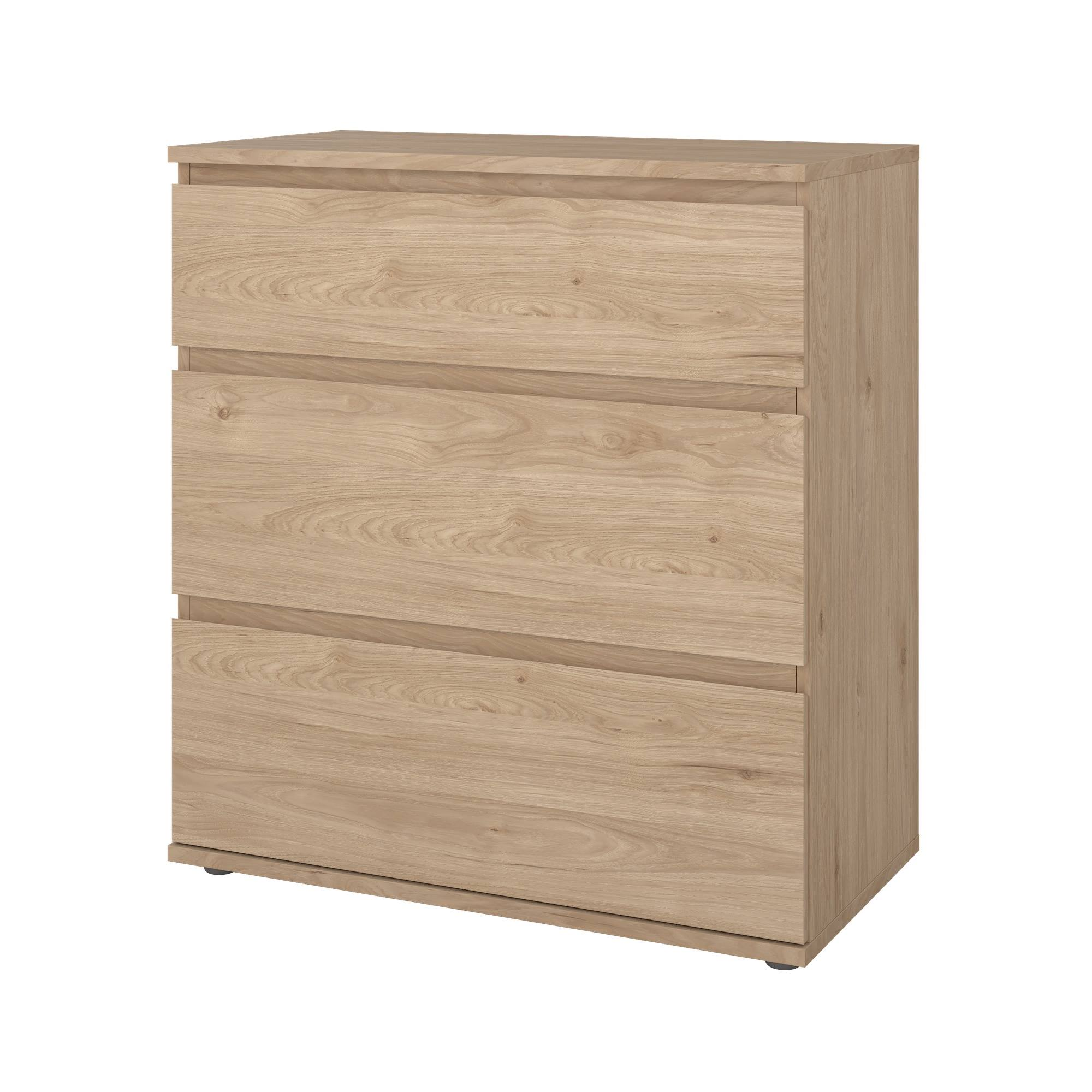 Una cómoda de madera marrón claro con tres cajones. Es rectangular y se apoya sobre un fondo blanco.