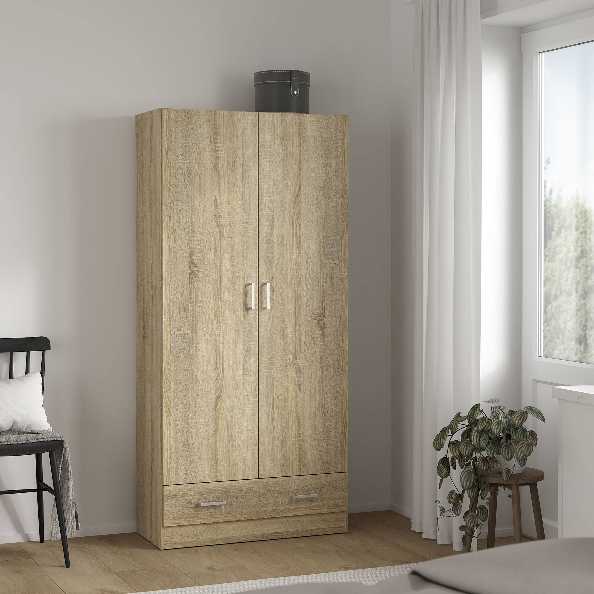 Un armario de madera clara. Una silla negra con una almohada. Una planta en un taburete. Una ventana con cortinas.
