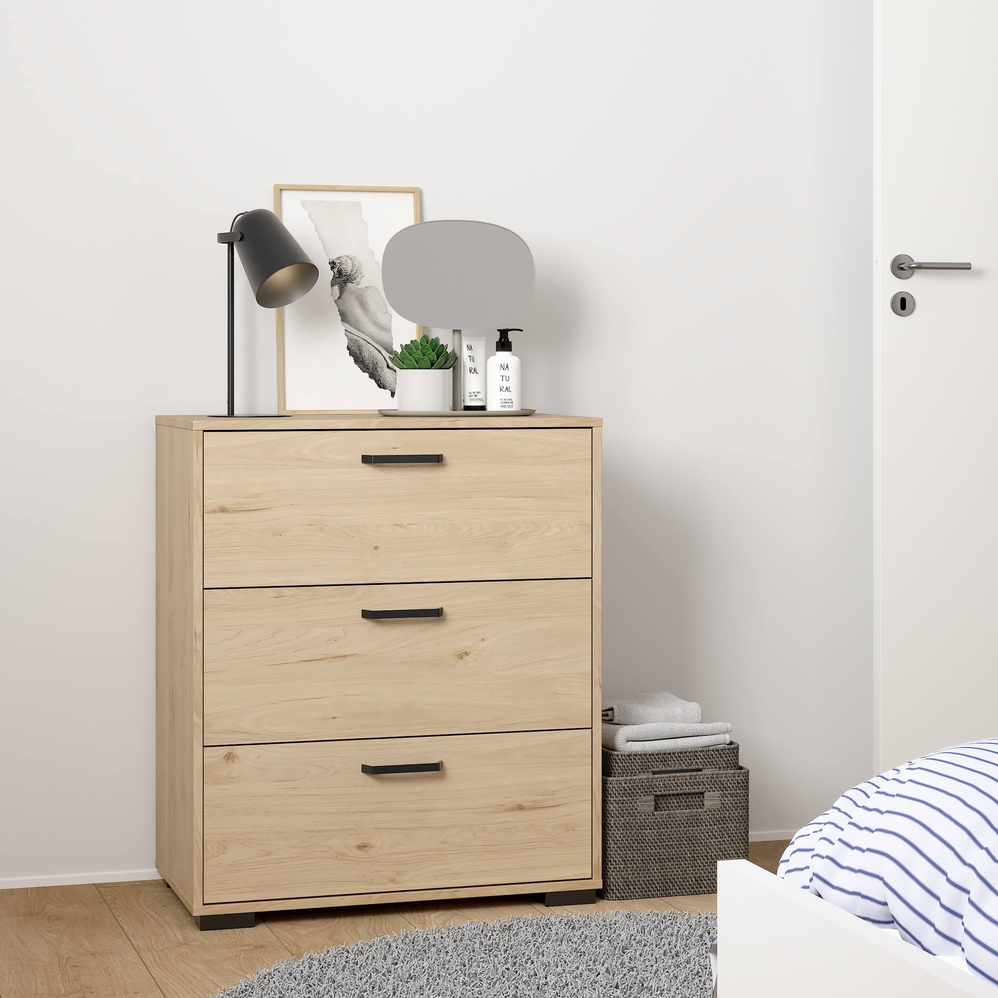 Una escena de dormitorio con una cómoda de madera, lámpara, espejo y cama. Luz suave y colores neutros crean un ambiente tranquilo.