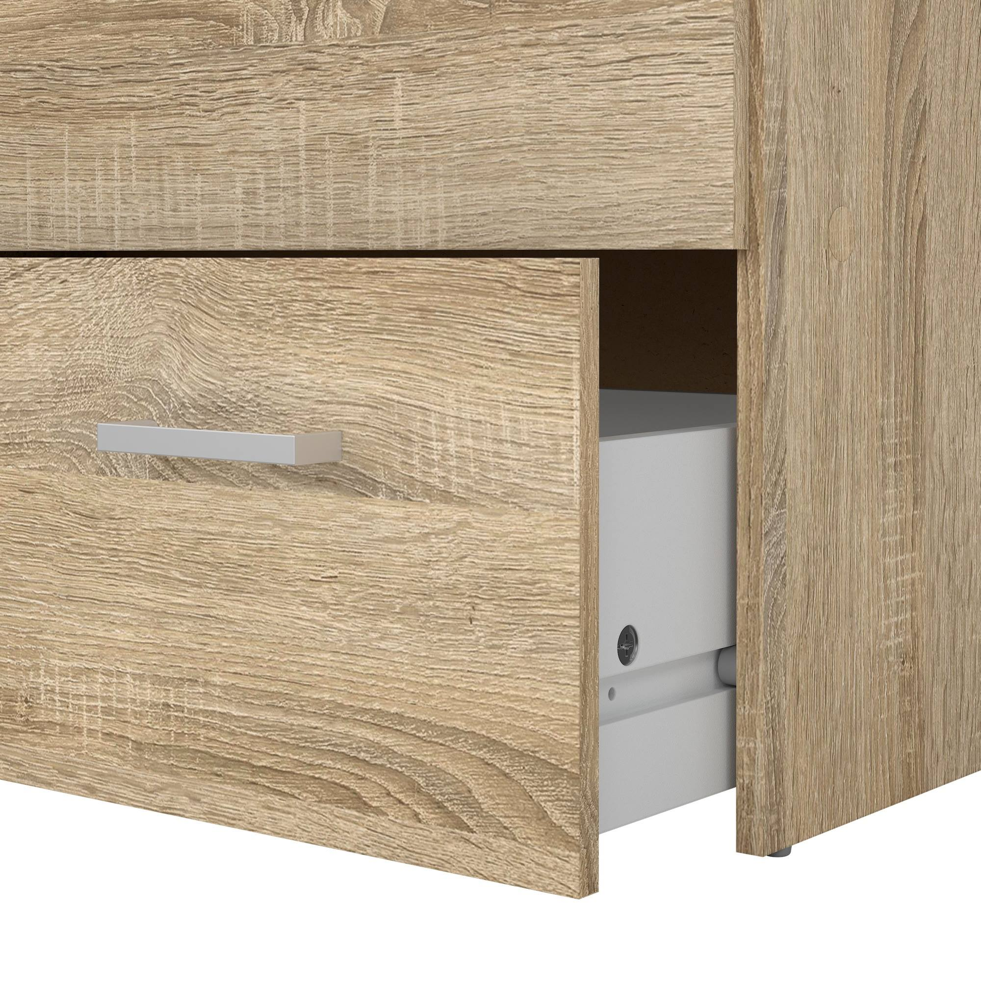 Un cajón de madera parcialmente abierto con un asa plateada. El cajón revela un interior blanco.