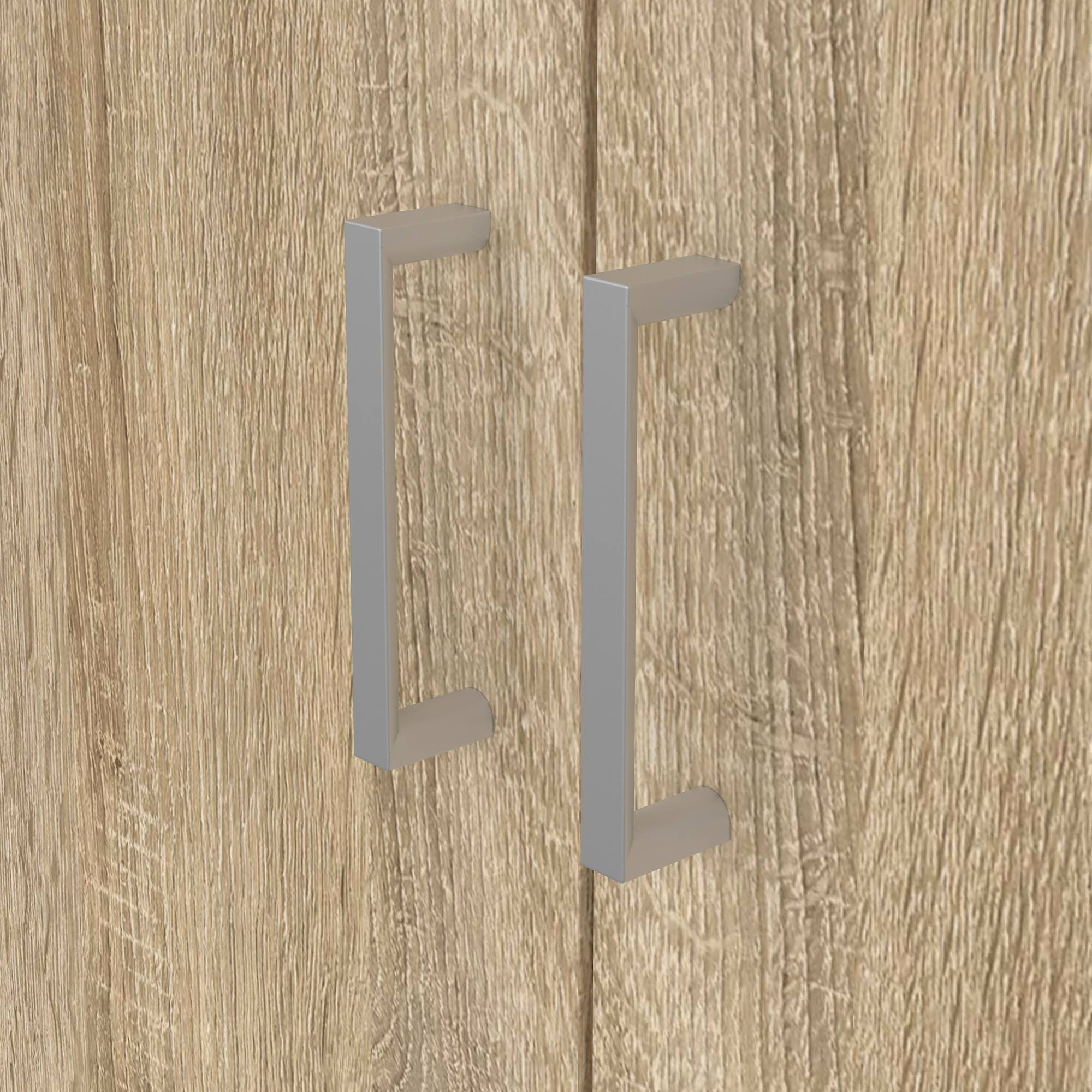 Puerta de armario de madera con dos tiradores plateados. La veta de la madera es visible.