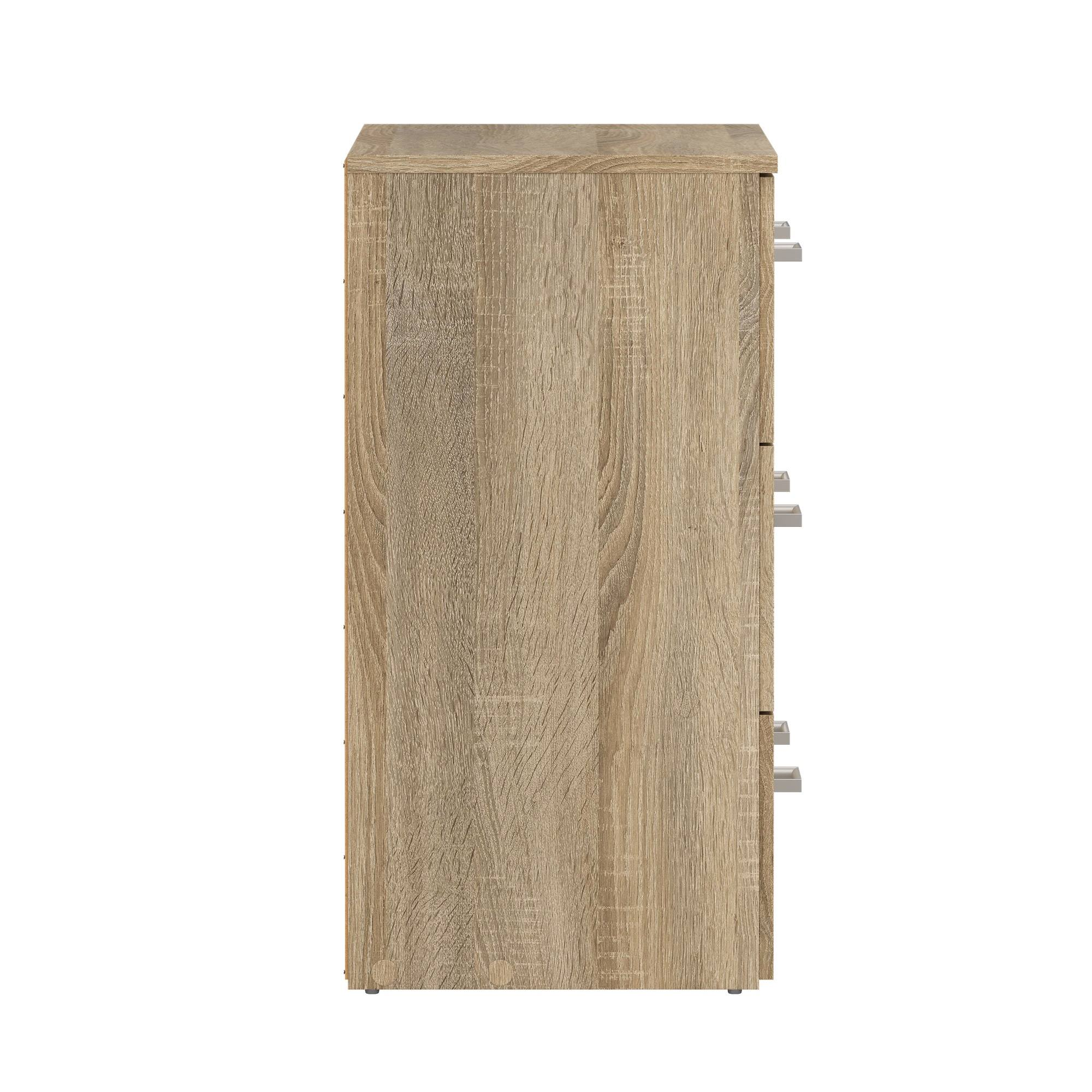Se muestra una cómoda de madera marrón claro con tiradores plateados sobre un fondo blanco.