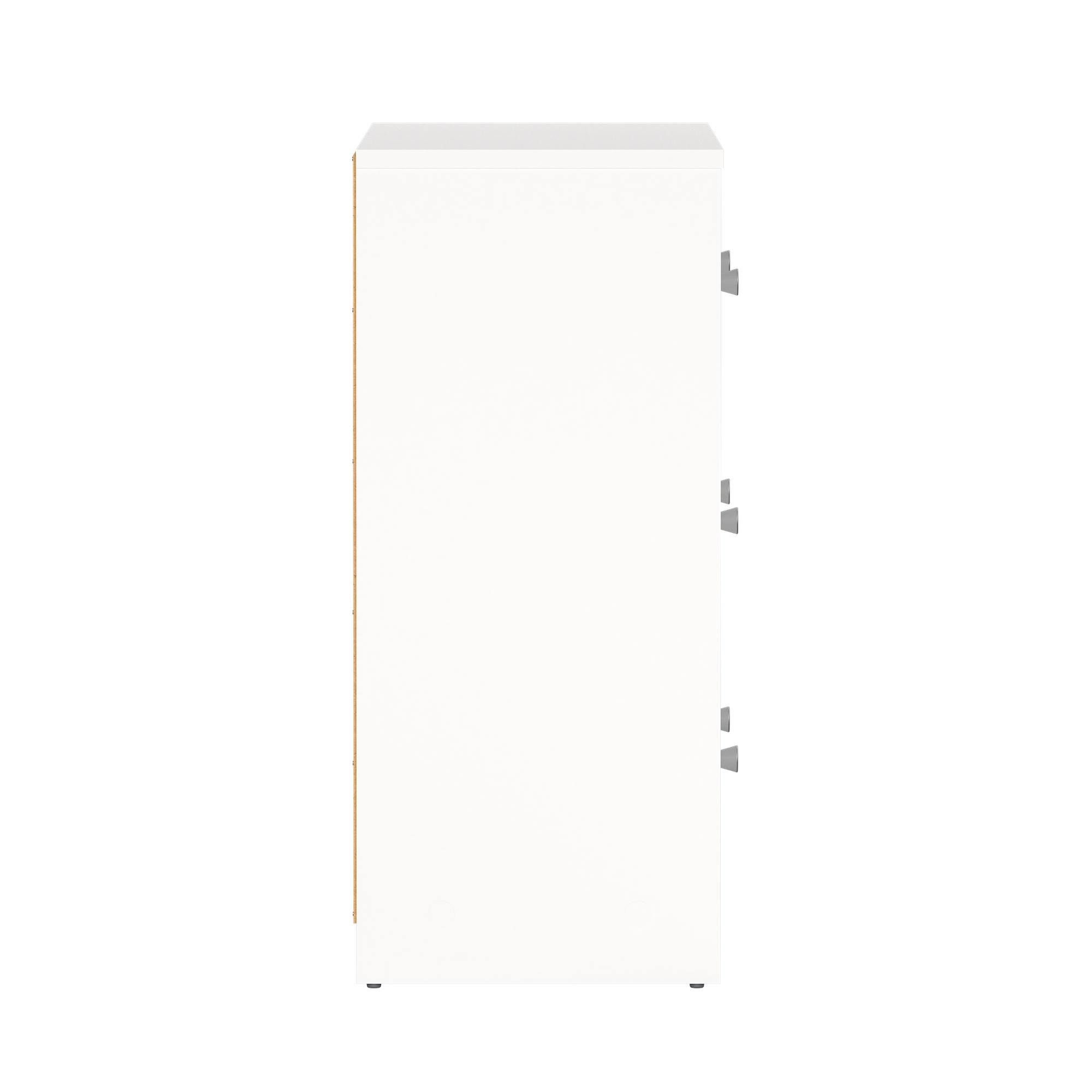 Un armario blanco visto de lado. Tiene tres tiradores metálicos y un lateral de madera. El fondo es blanco.