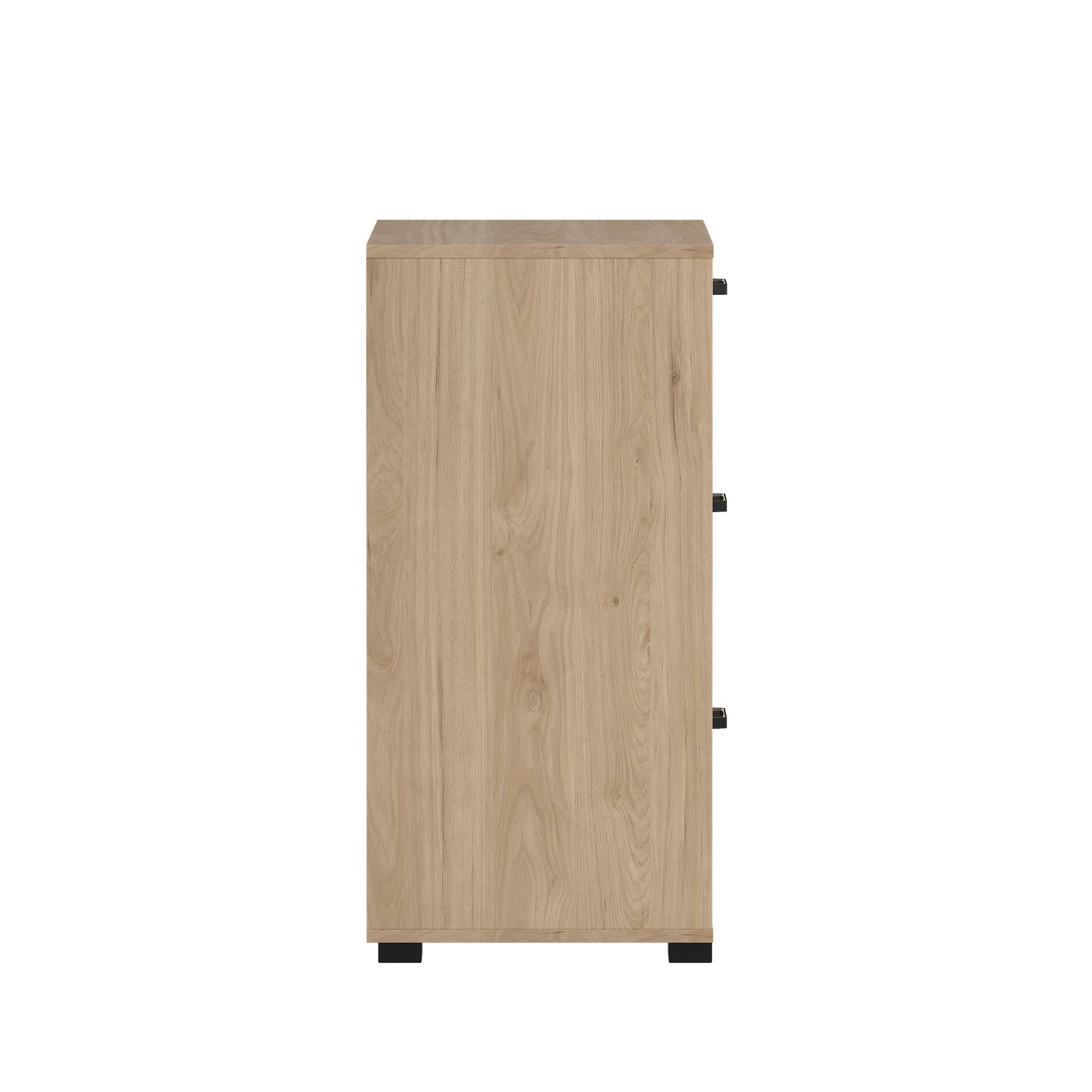 Un armario de madera clara sobre fondo blanco. Tiene tiradores y pies negros. Se ve la veta de la madera.