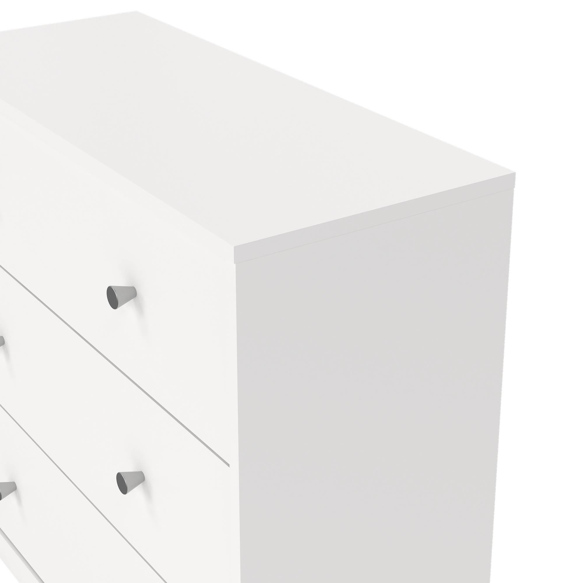 Cómoda blanca con tres cajones y pomos grises en forma de cono. Se ven la parte superior y el lateral.