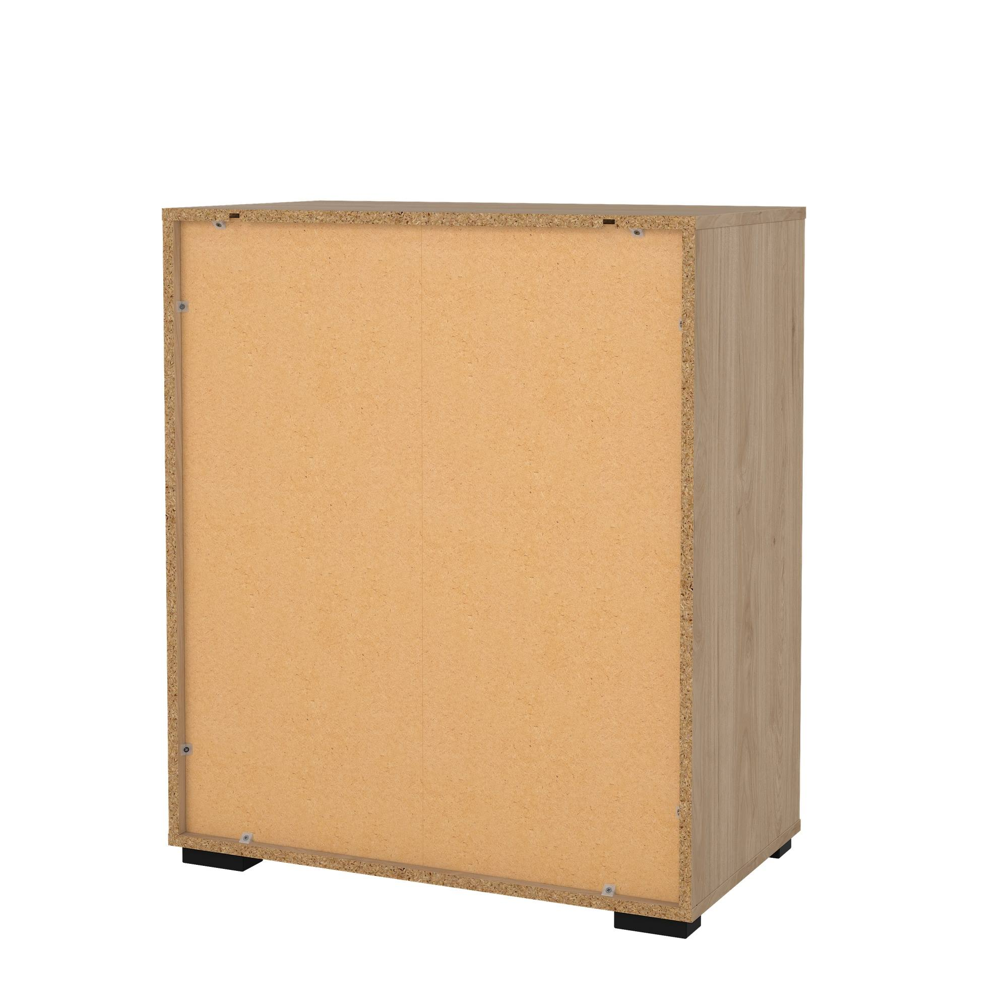 La parte trasera de un armario de madera, con una parte trasera de aglomerado marrón claro. Laterales beige veteados y pies negros.