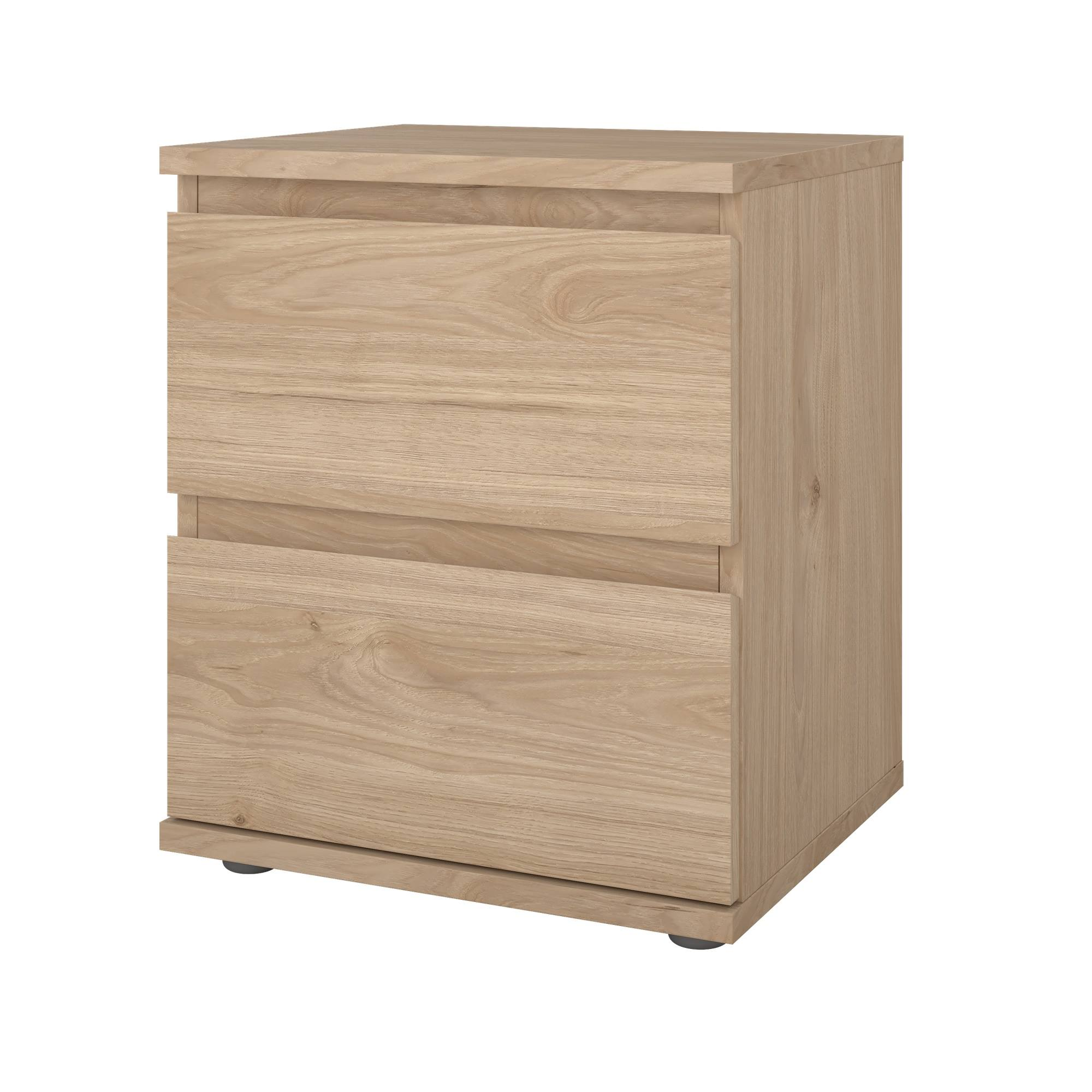 Una mesita de noche de madera clara con dos cajones sobre un fondo blanco. La veta de la madera es visible.