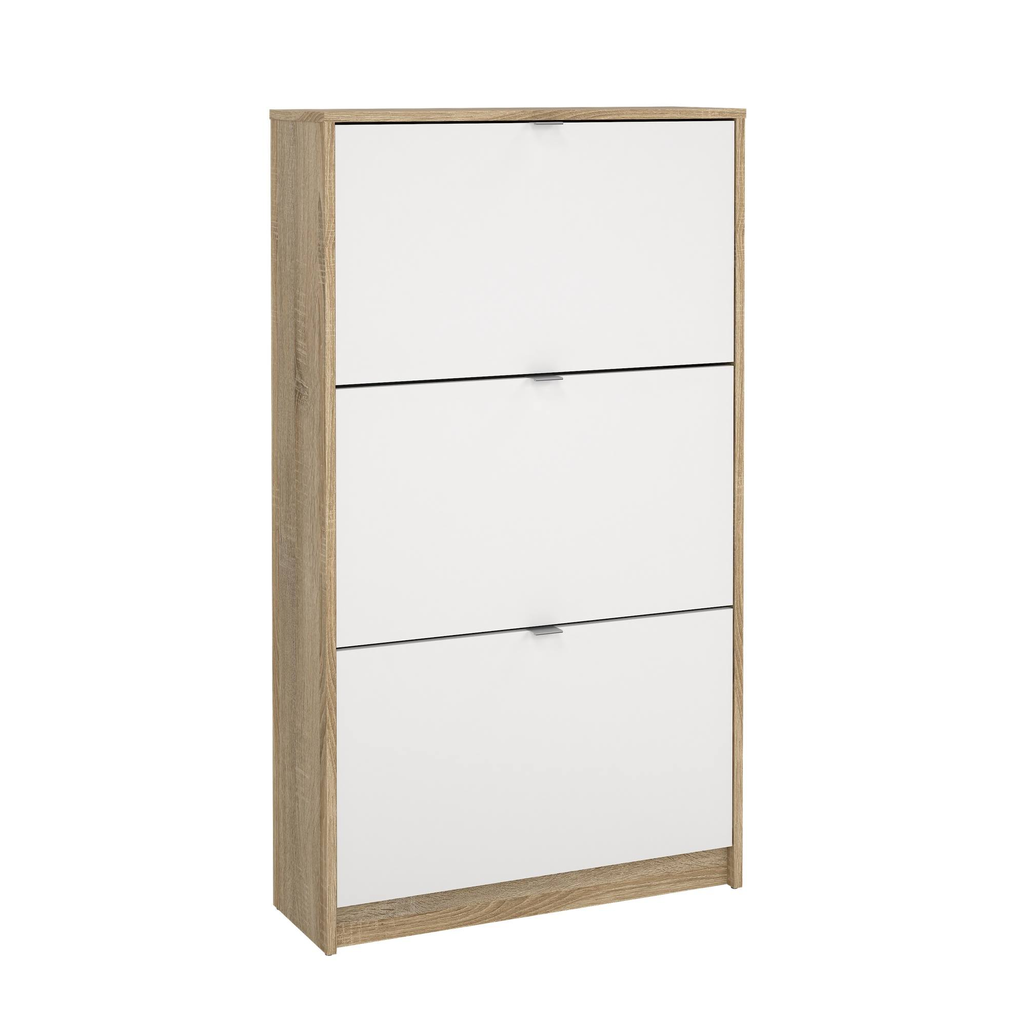 Un zapatero de tres puertas. El marco es color madera y las puertas blancas. Cada puerta tiene una manija metálica.