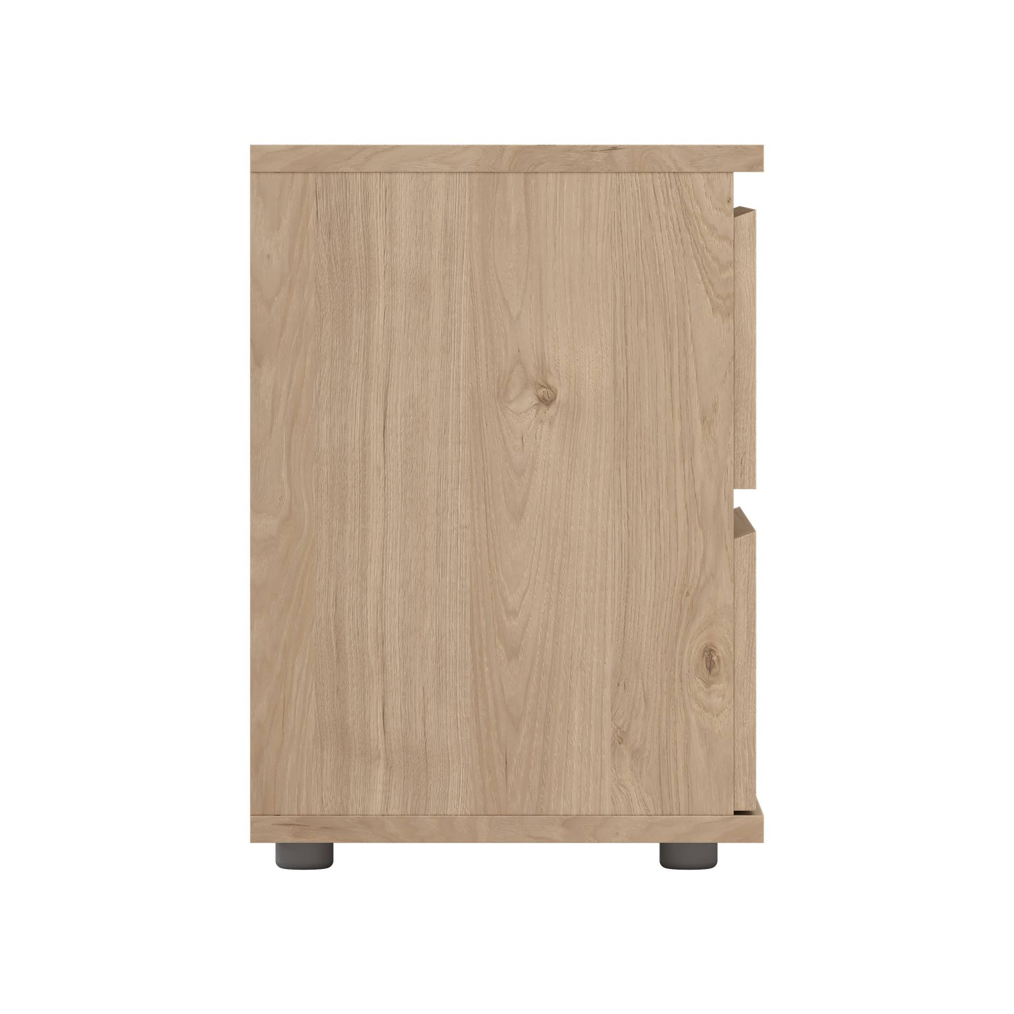 Un armario de madera clara con dos cajones y dos patas grises, sobre un fondo blanco.