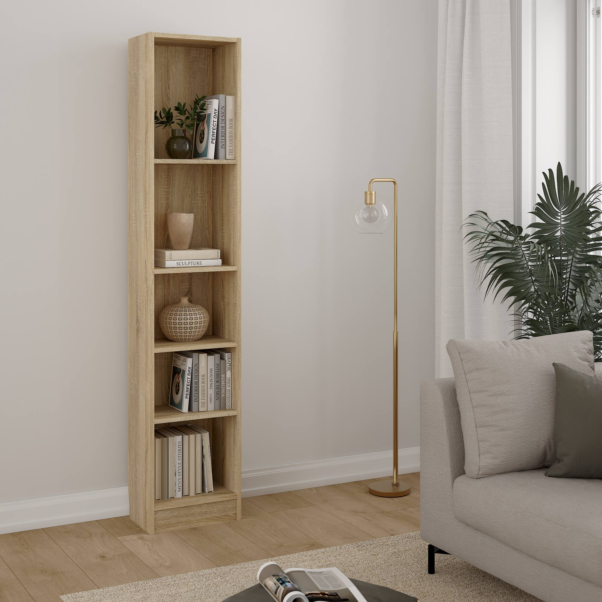 Una estantería alta de madera con libros y decoración se encuentra cerca de una ventana y un sofá. También hay una lámpara de pie.