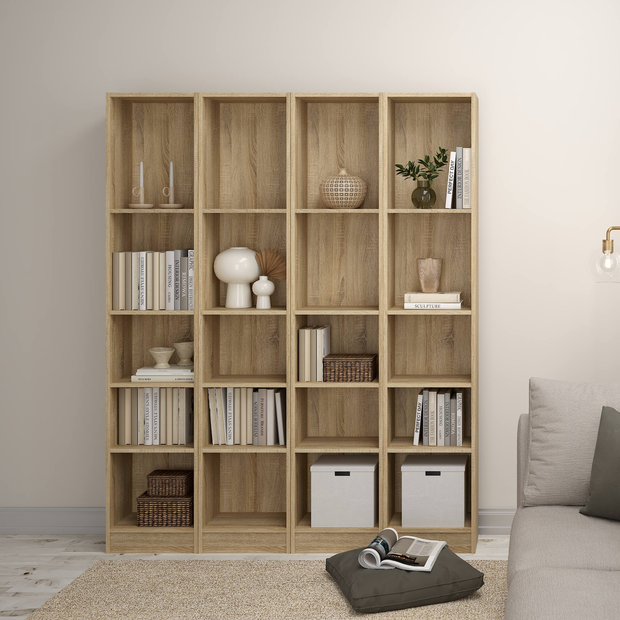 Una estantería de madera con libros, jarrones y objetos decorativos. Un sofá y una alfombra están en primer plano.