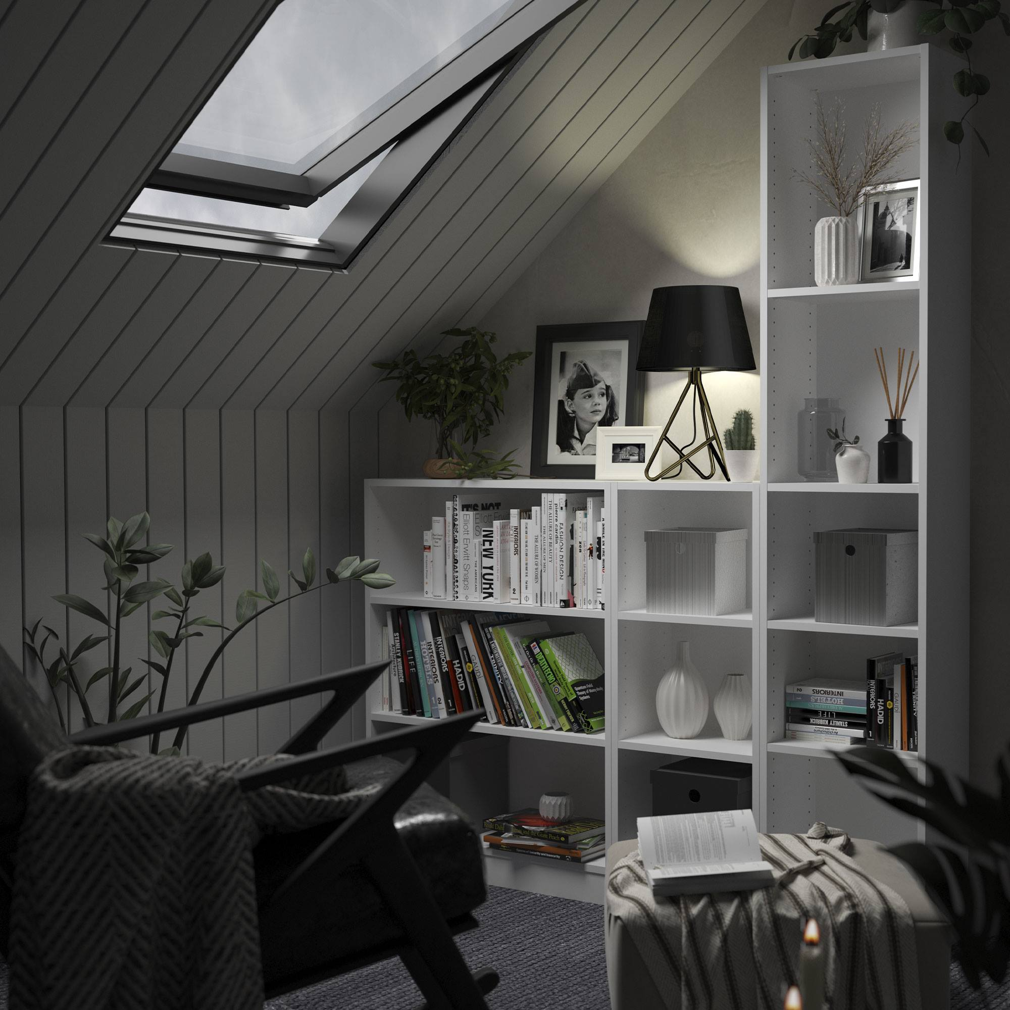 Una habitación abuhardillada con tragaluz, estanterías, una silla y una mesa con un libro. La habitación está tenue.