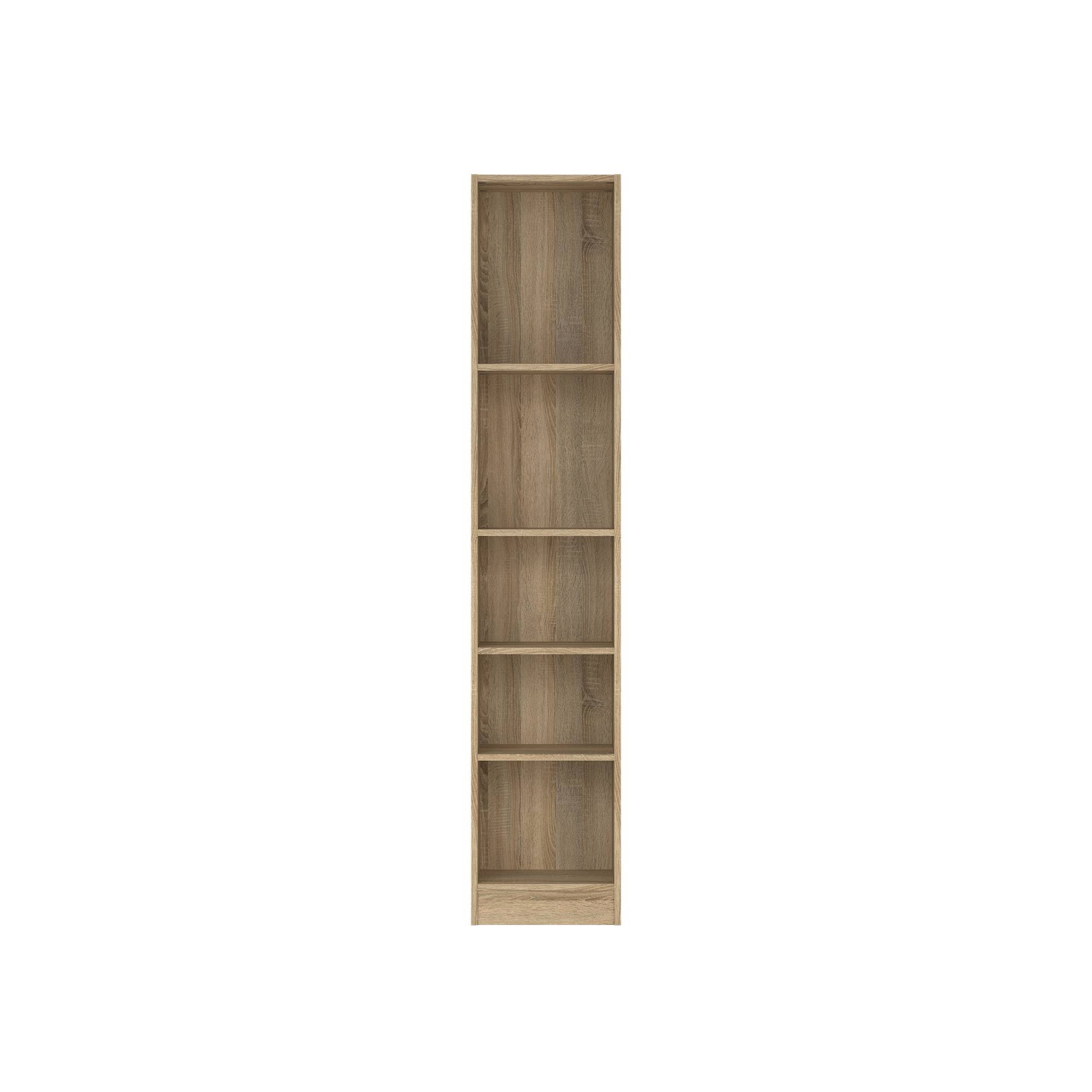 Una estantería alta y estrecha de madera con cinco estantes sobre fondo blanco.