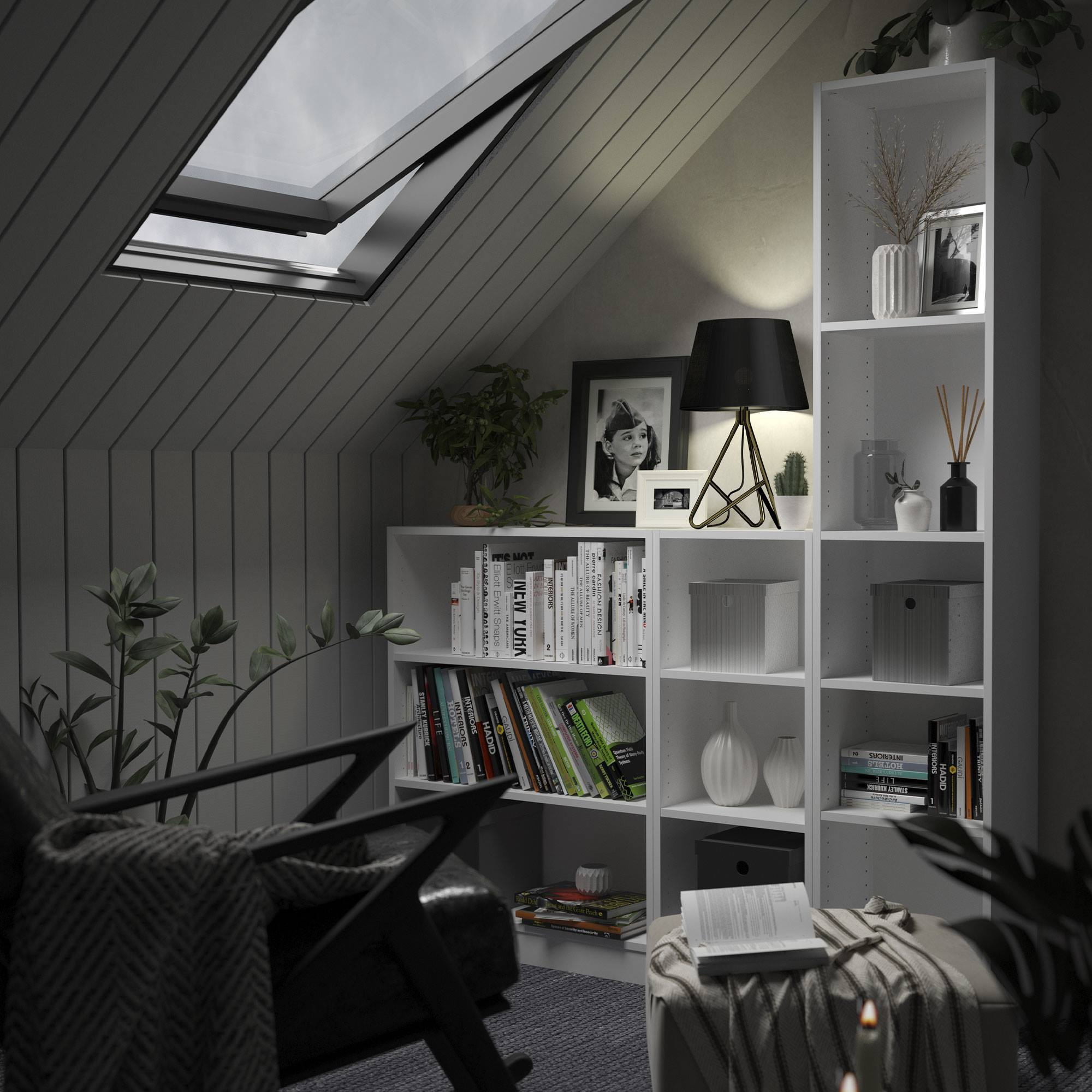 Interior de ático acogedor con estantería, lámpara, silla y claraboya abierta. Libros, plantas y elementos decorativos visibles.