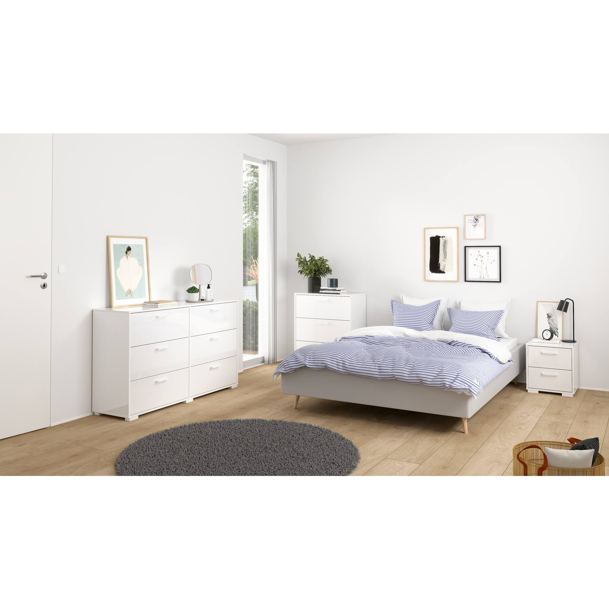 Un dormitorio con muebles blancos, una cama con ropa de cama a rayas azules y una alfombra gris sobre un piso de madera.