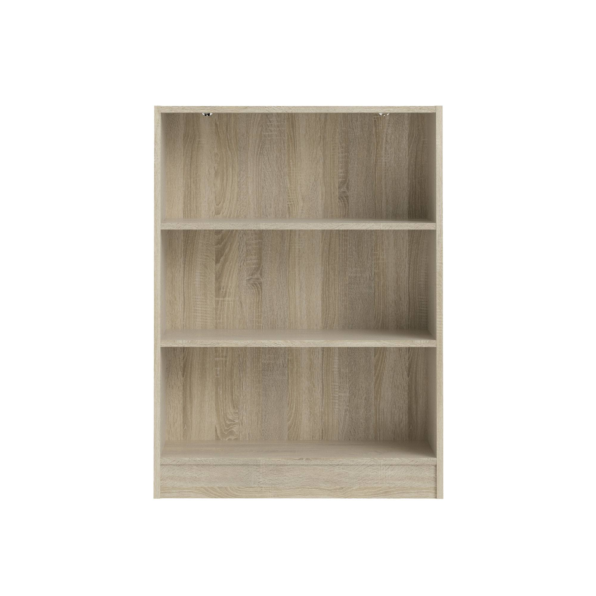 Una estantería de color madera clara con cuatro estantes. El fondo es blanco liso.