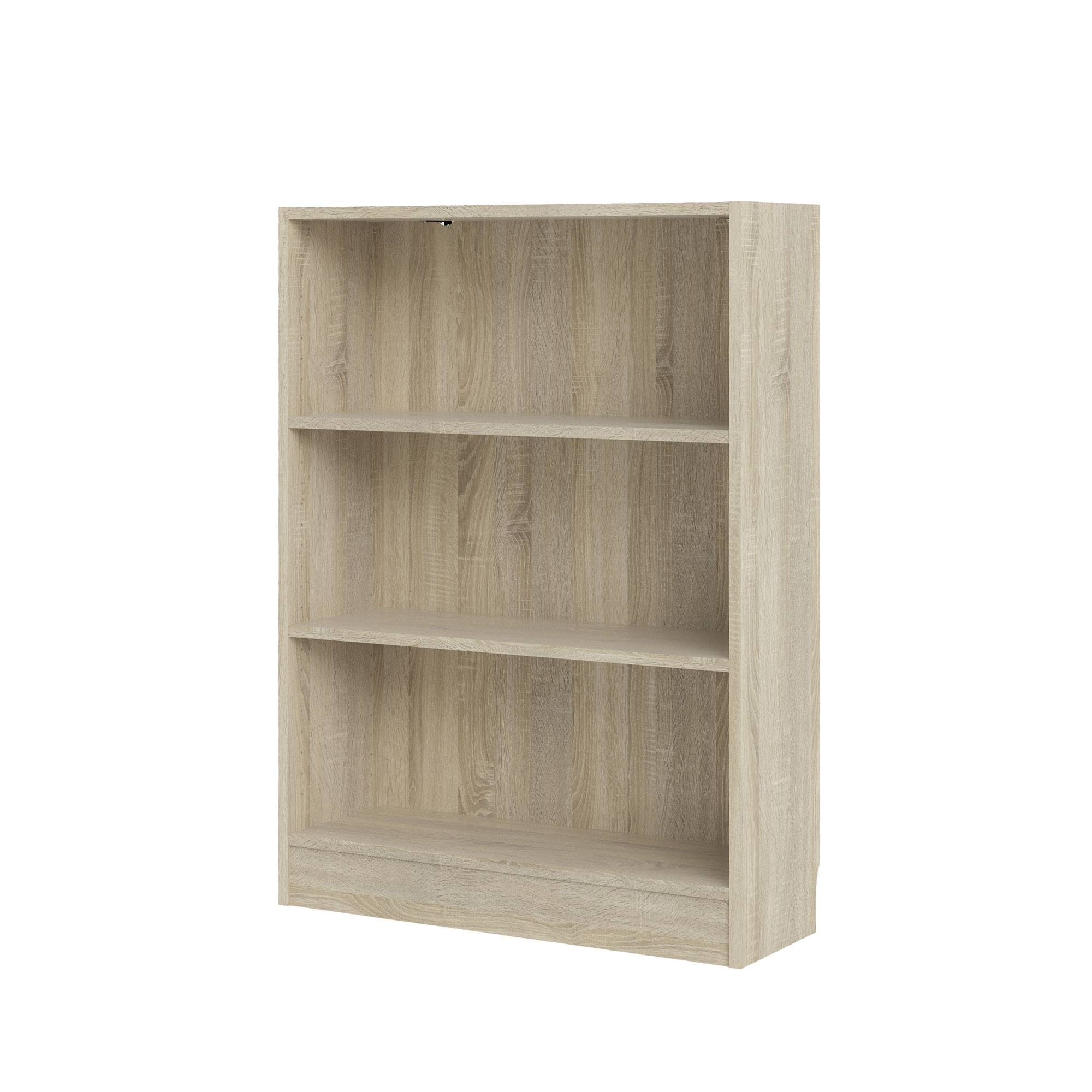 Una estantería de madera clara con tres estantes. El fondo es blanco liso.