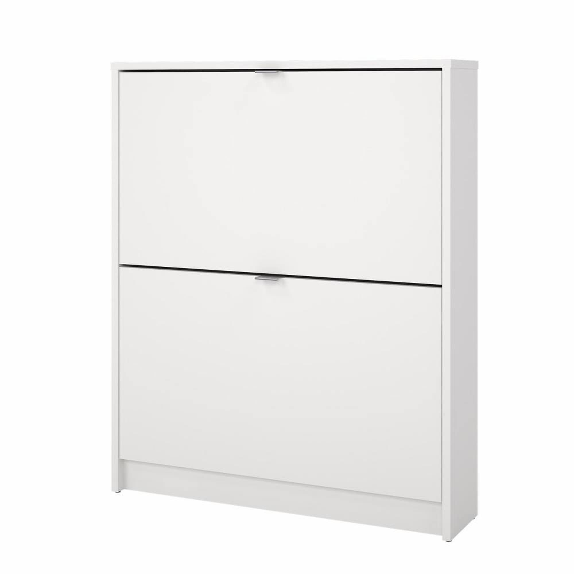 Un zapatero blanco con dos puertas. Cada puerta tiene un tirador plateado. El armario se apoya en una base blanca.