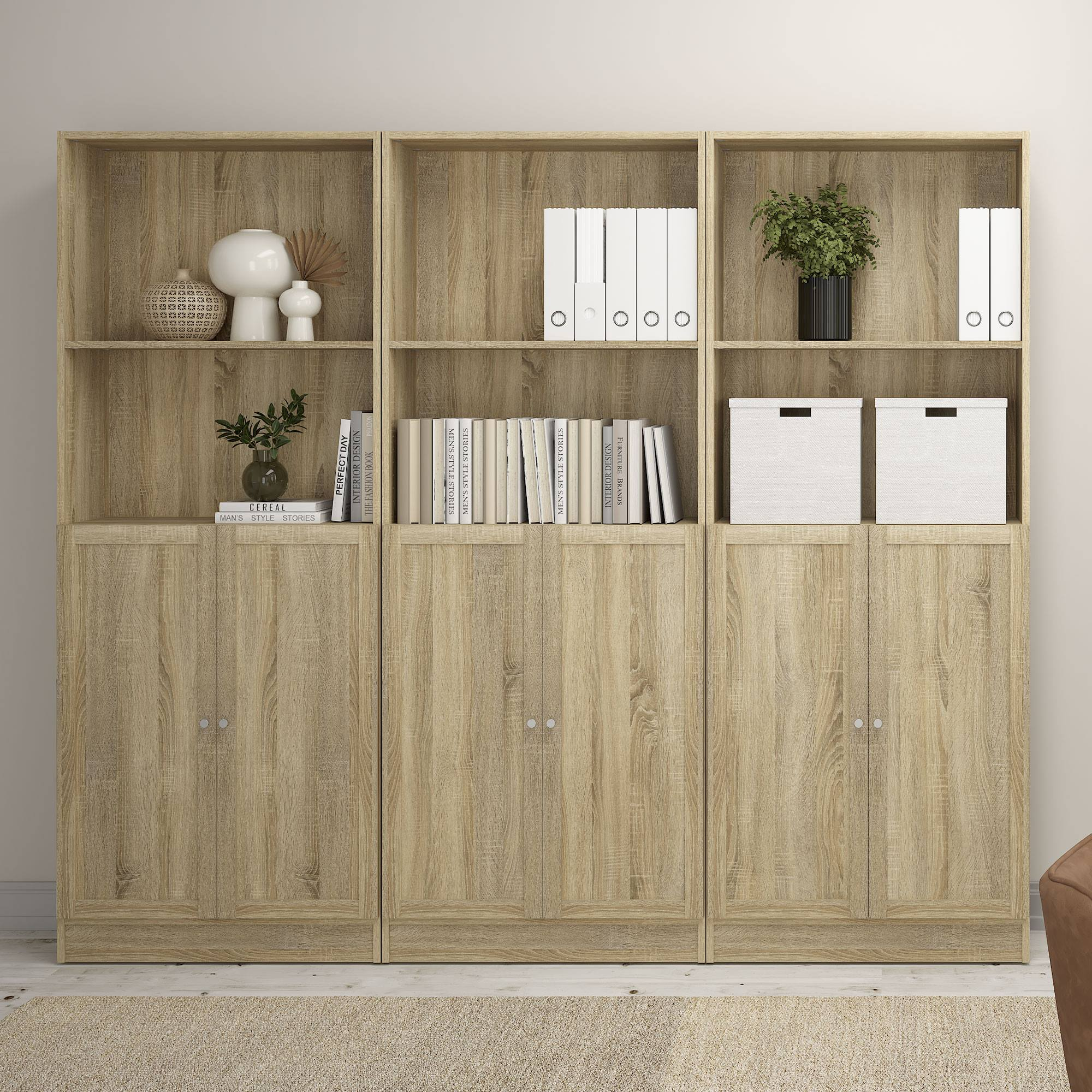 Gabinete de madera con estantes. Contiene libros, archivos, plantas y elementos decorativos. El fondo es una pared beige.