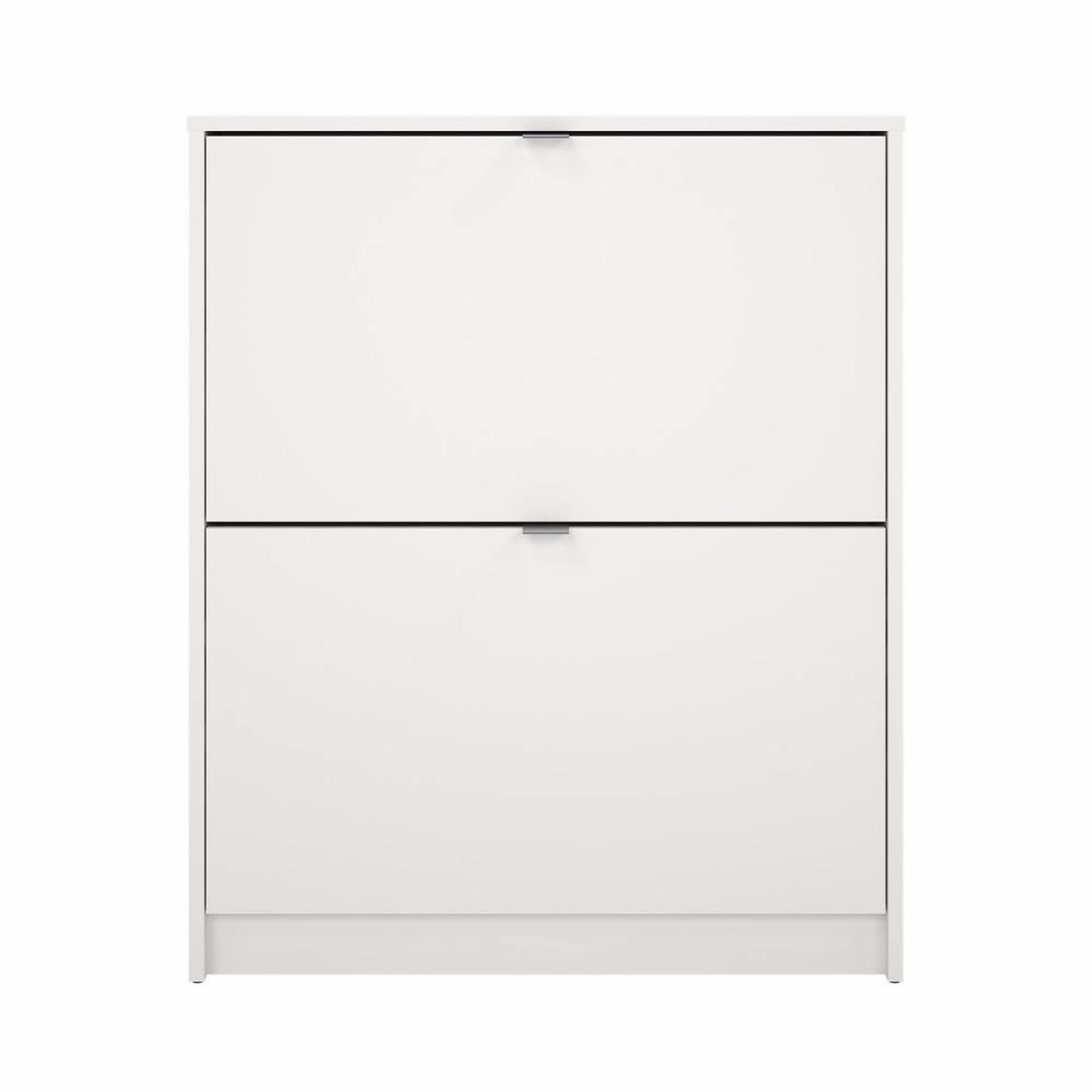 Un zapatero blanco con dos puertas y tiradores plateados centrado sobre un fondo blanco.