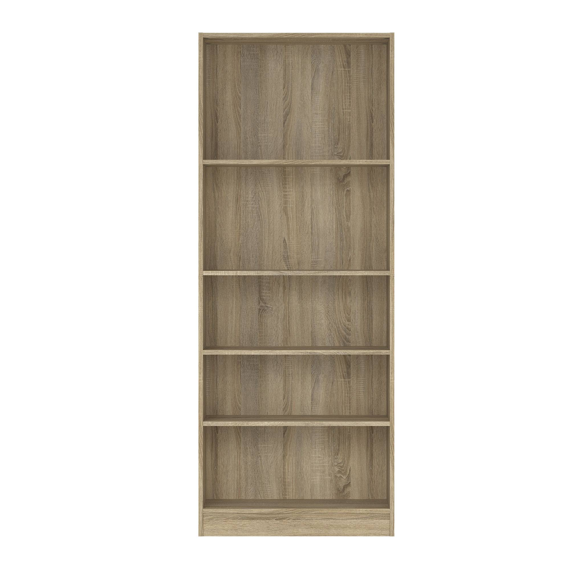 Una estantería alta de madera con cinco estantes. Se alza sobre un fondo blanco. La madera tiene un color marrón claro.