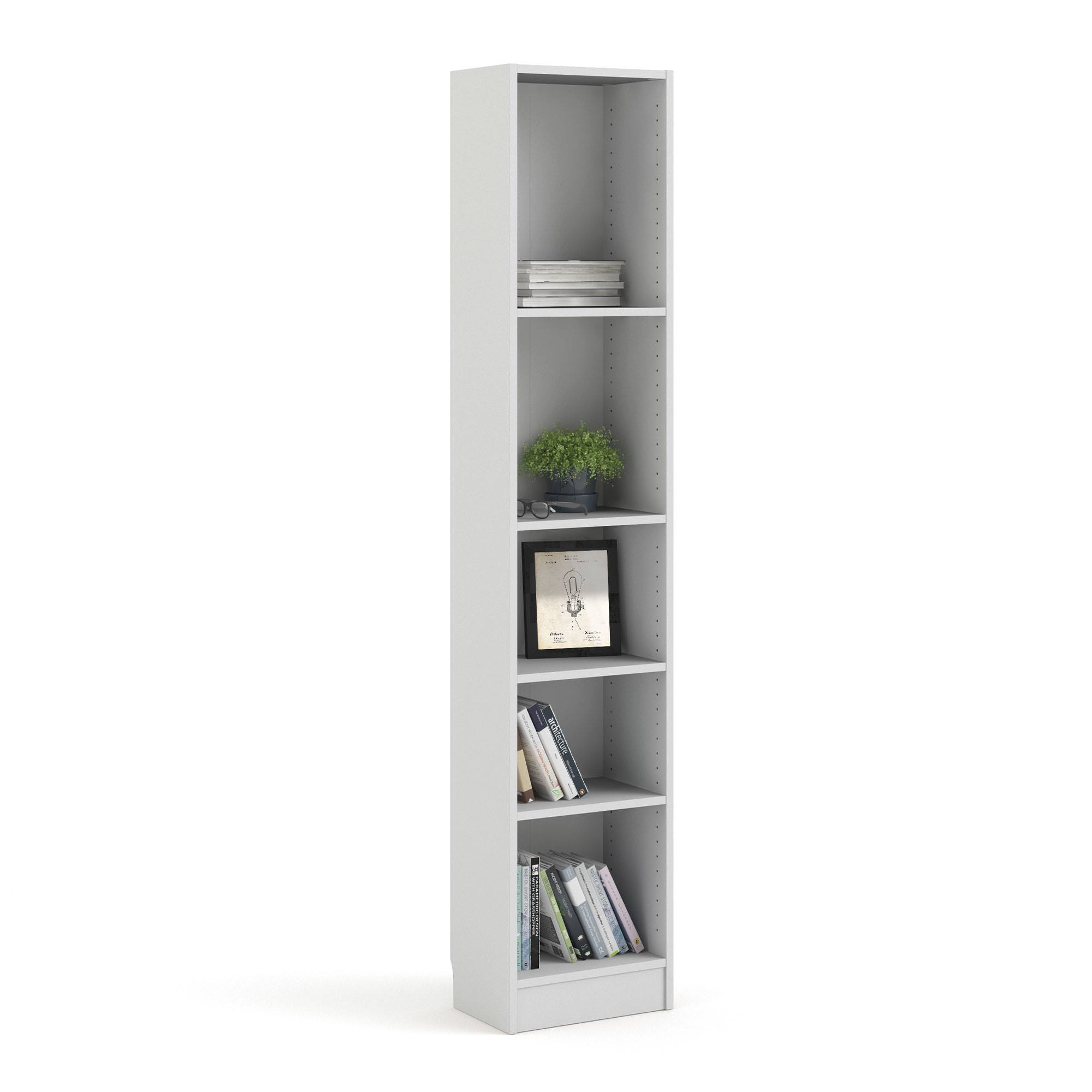 Una estantería blanca alta con objetos en los estantes. Incluye libros, una planta, arte enmarcado y gafas.