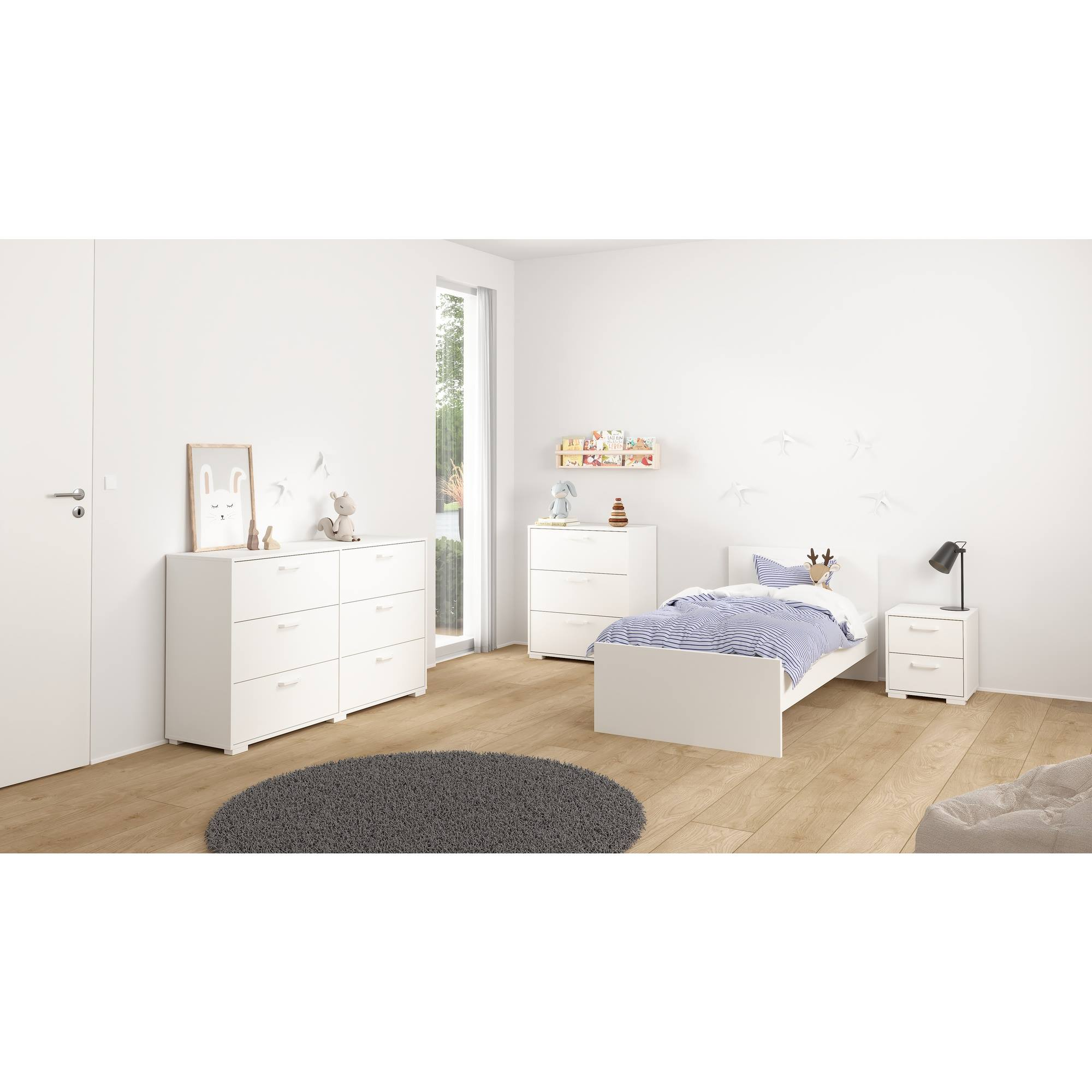 Una habitación infantil con cama, cómodas y alfombra. Paredes blancas y suelo de madera. Una ventana.