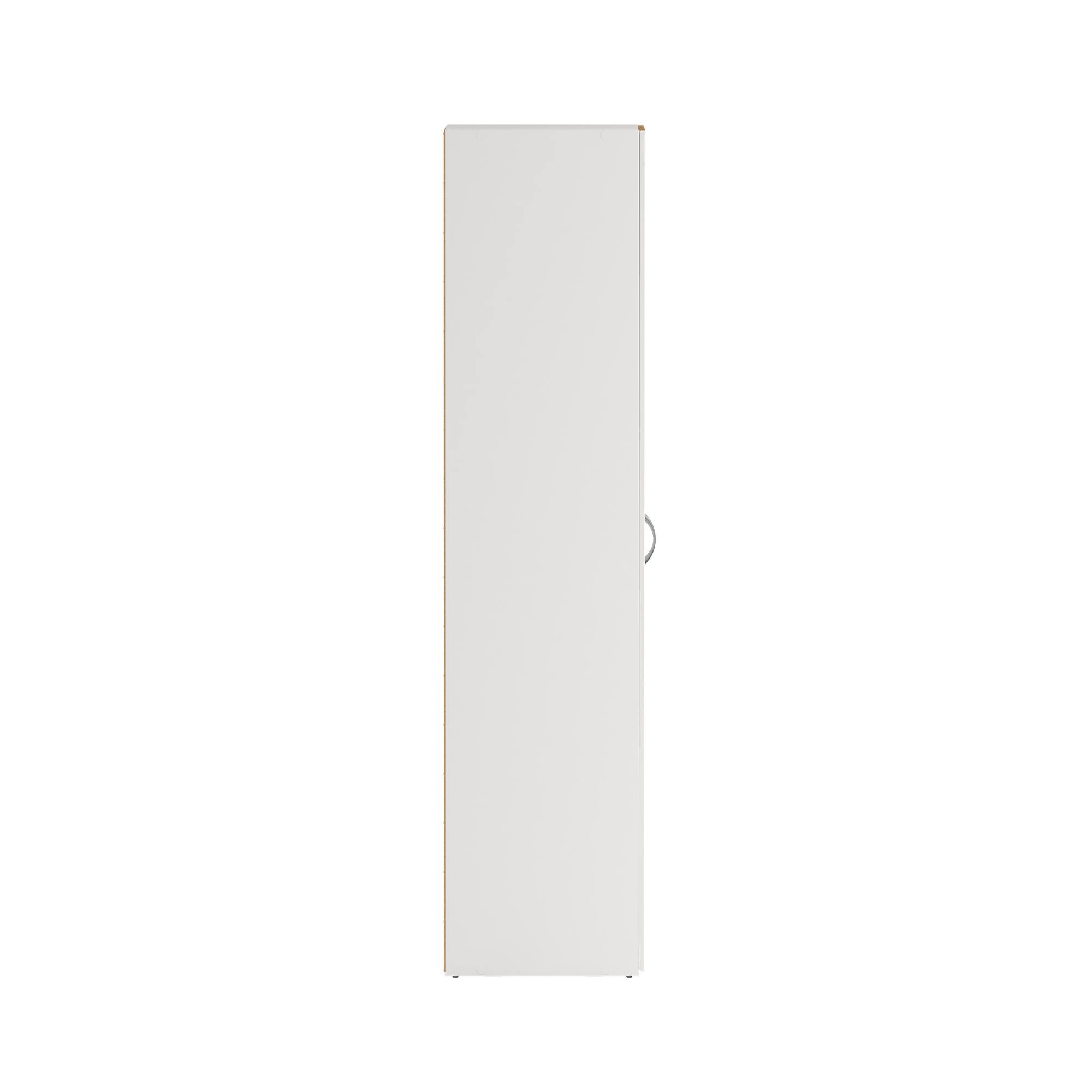 Un armario blanco sobre fondo blanco. Tiene una manija y lados de madera.