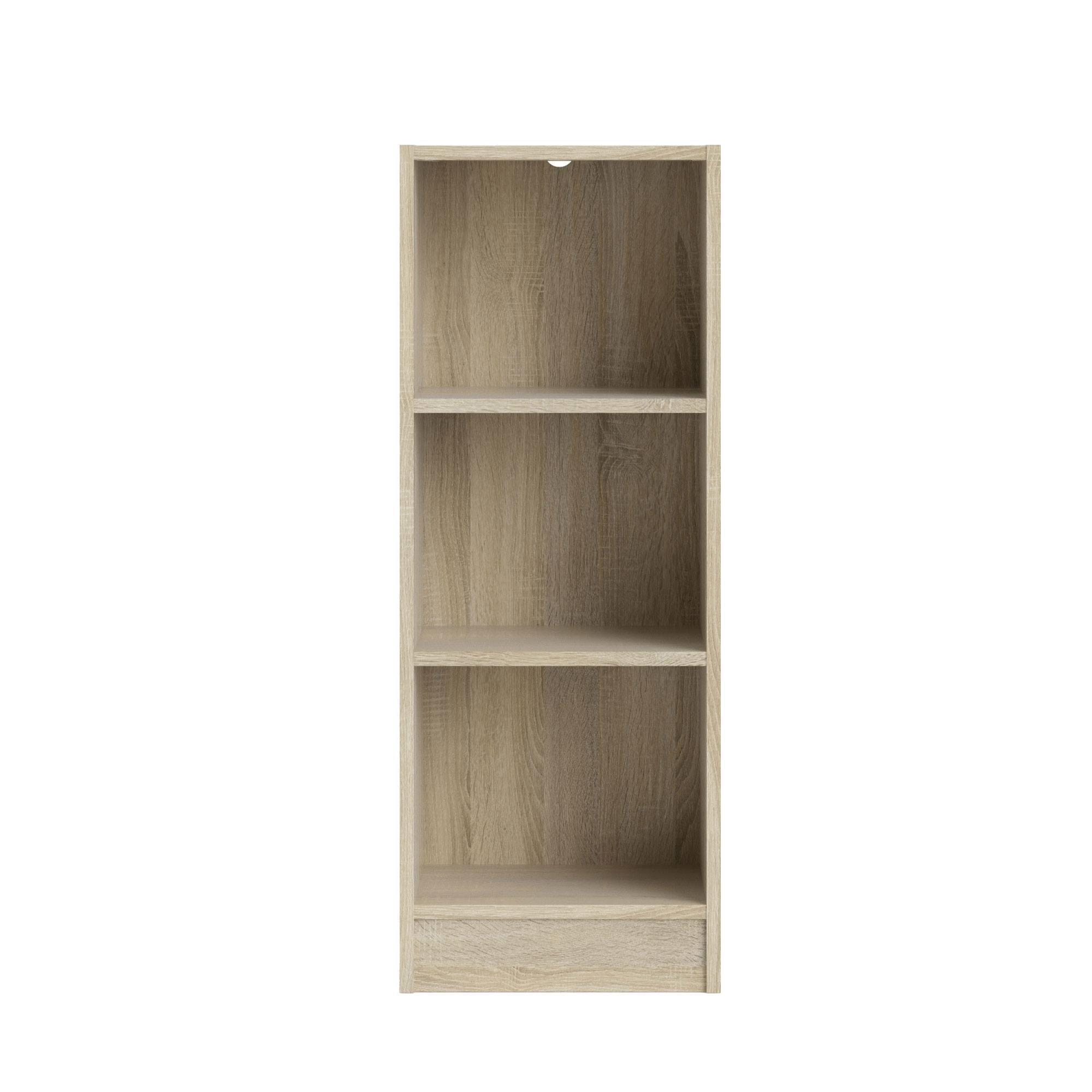 Una estantería alta de madera marrón claro con cuatro estantes y un pequeño cajón en la parte inferior, sobre fondo blanco.