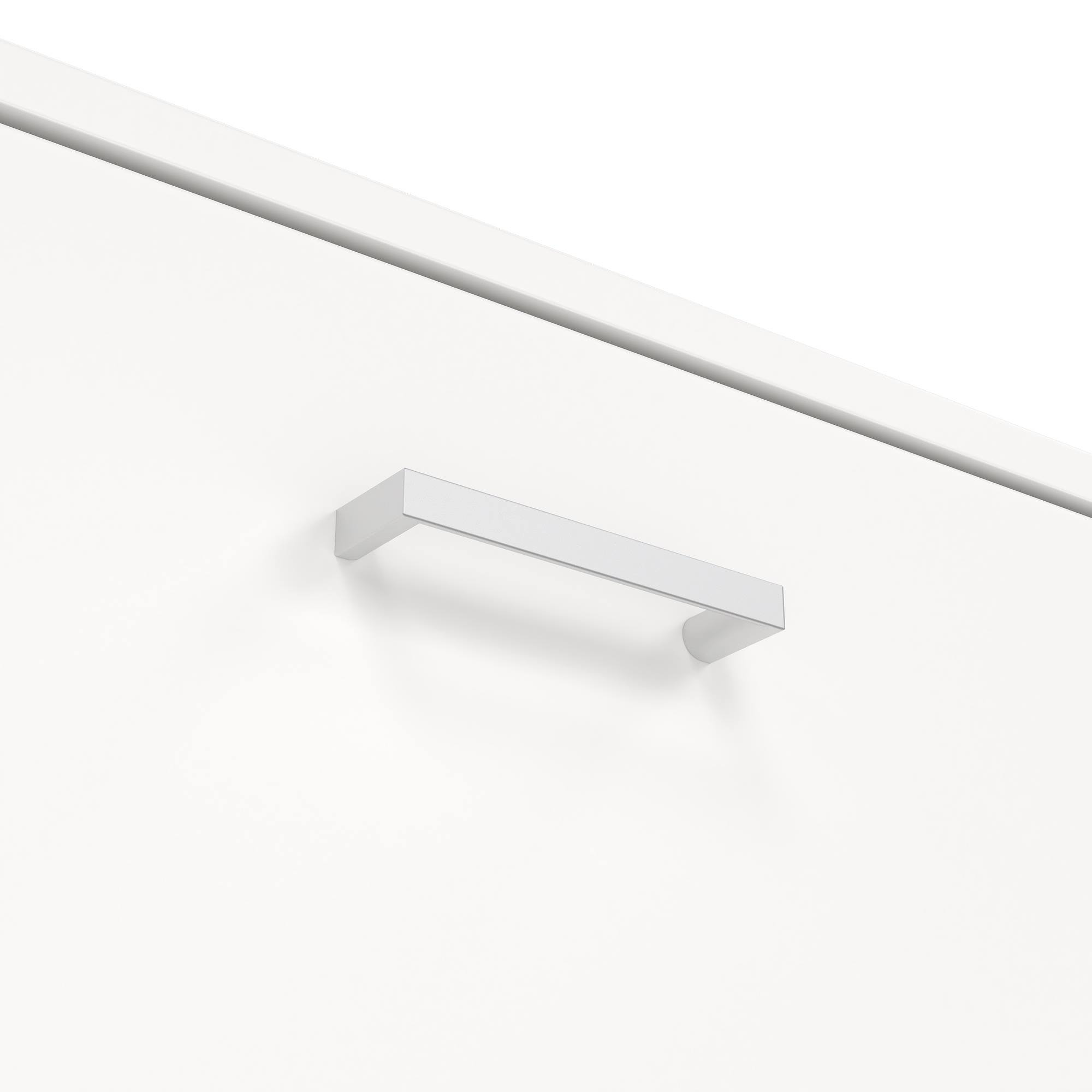Primer plano de un armario blanco con una manija plateada. La manija es horizontal y rectangular.