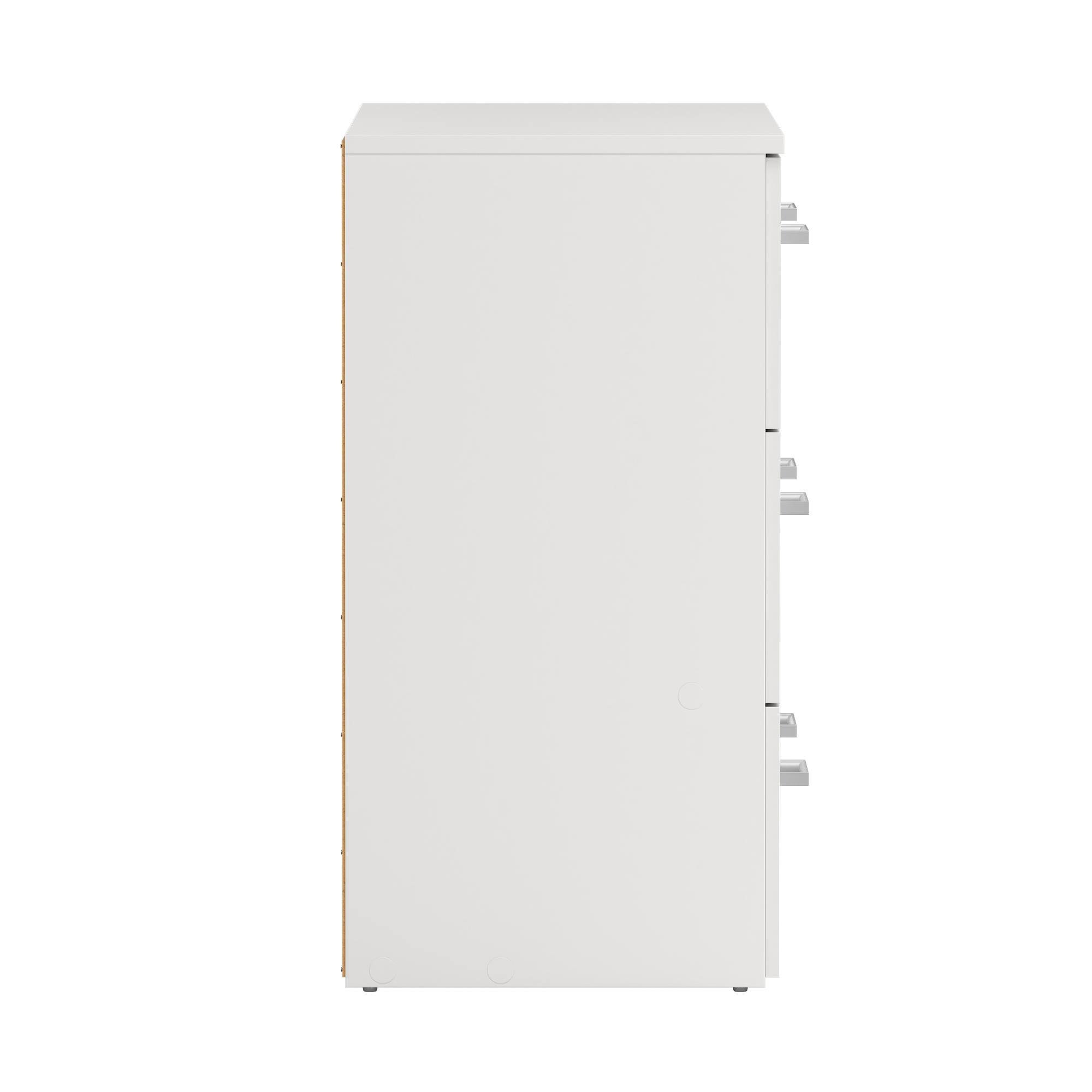 Un armario blanco con cajones y tiradores plateados. El lateral es marrón. El fondo es blanco.