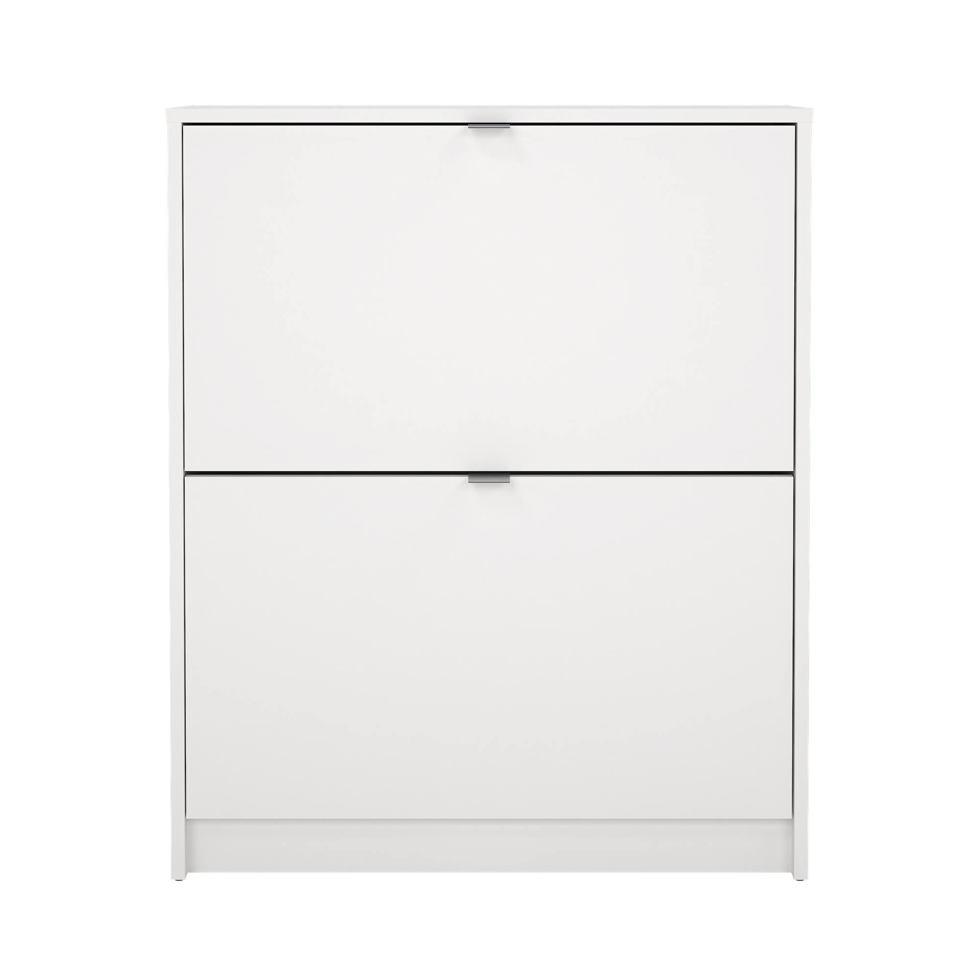 Zapatero blanco de dos puertas. Cada puerta tiene un asa plateada. El armario está sobre un fondo blanco.