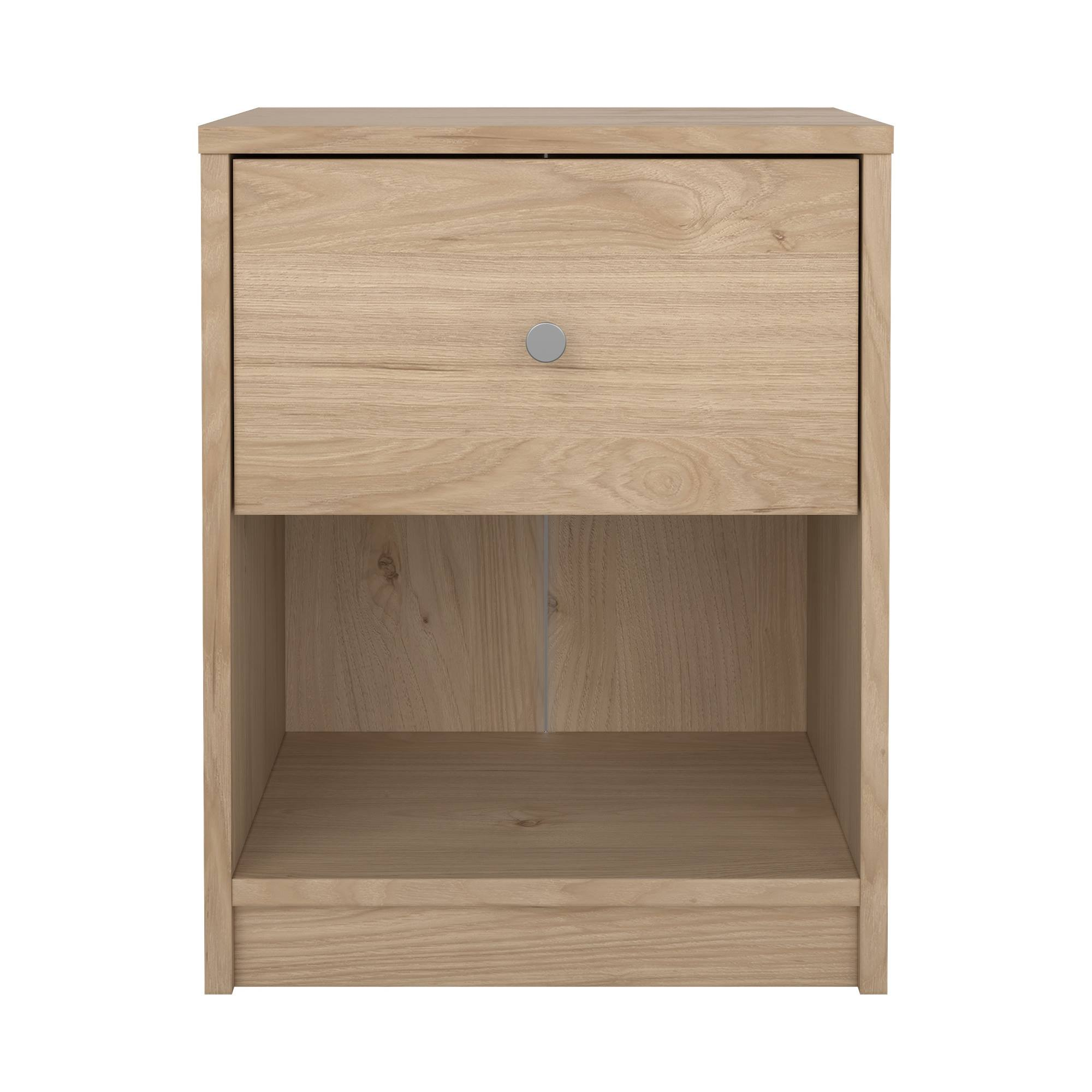 Una mesita de noche de madera clara con un cajón y un estante abierto. Tiene un pomo plateado.