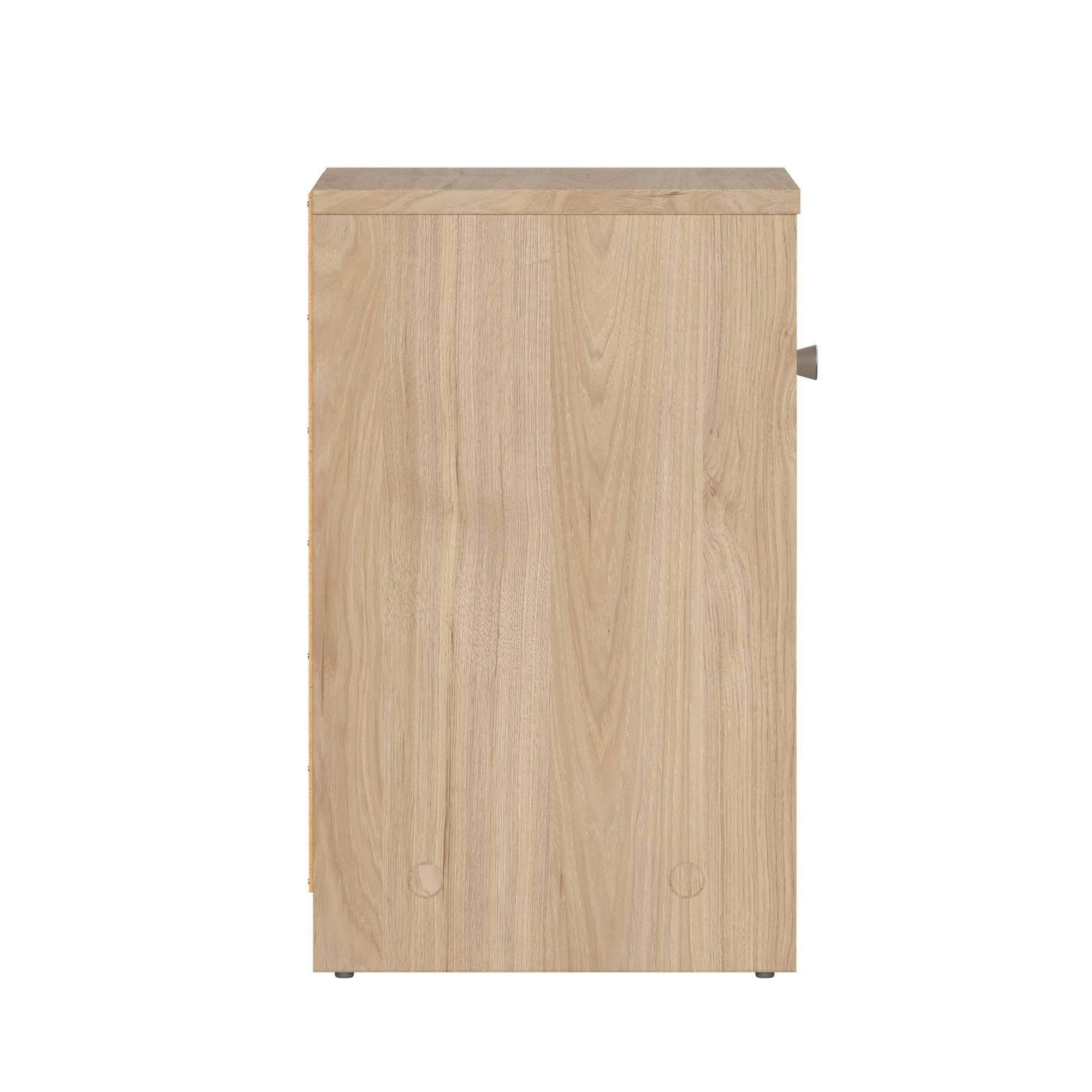 Un armario de madera clara sobre fondo blanco. Tiene una manija y dos agujeros circulares. El fondo es blanco.