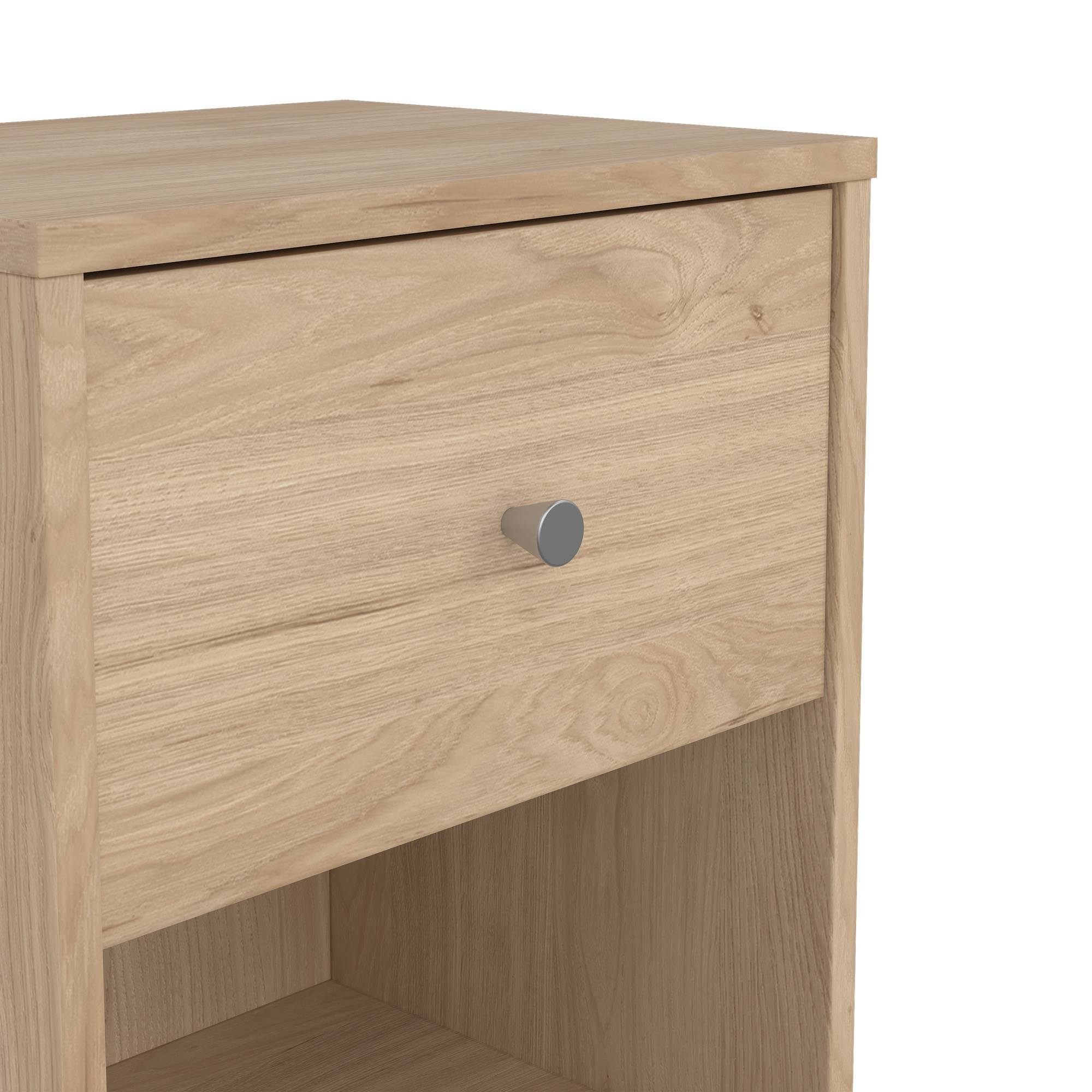 Mesita de noche de madera con un cajón y un tirador plateado. La madera tiene veta natural. El fondo es blanco.