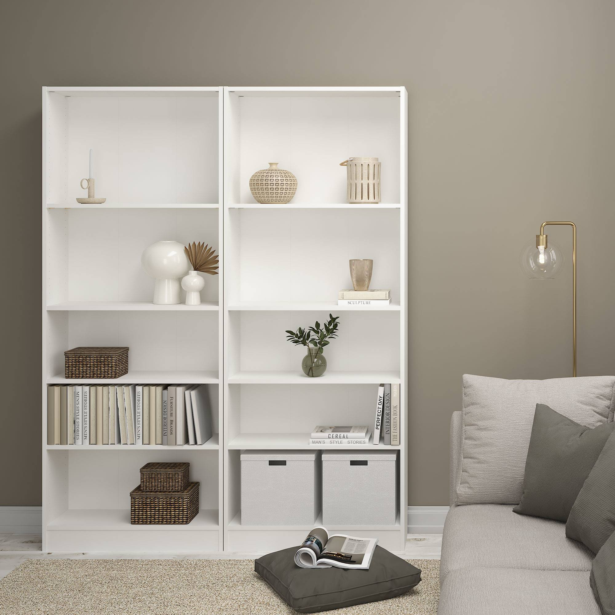 Estanterías blancas con objetos de decoración, libros y cestas tejidas. Un sofá con almohadas, una lámpara de pie y un cojín de suelo son visibles.