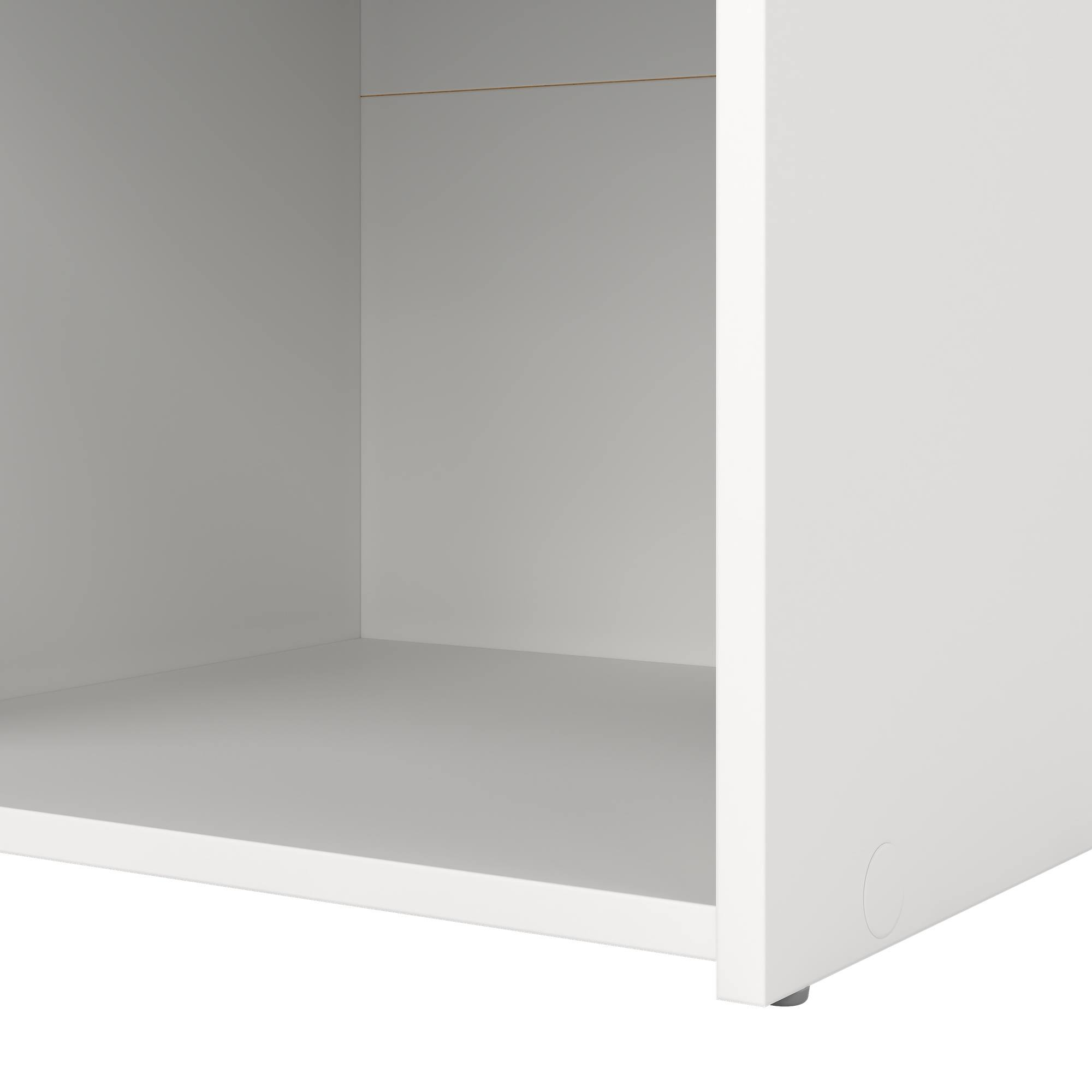Primer plano de un armario blanco. El interior abierto revela un interior gris. Un pequeño pie gris es visible.