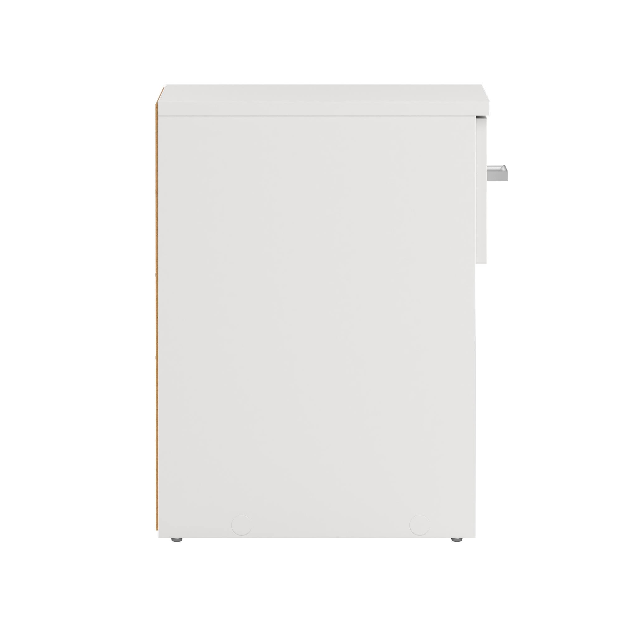 Un armario blanco con un cajón. Tiene un tirador plateado y un lateral marrón claro, con patas pequeñas.