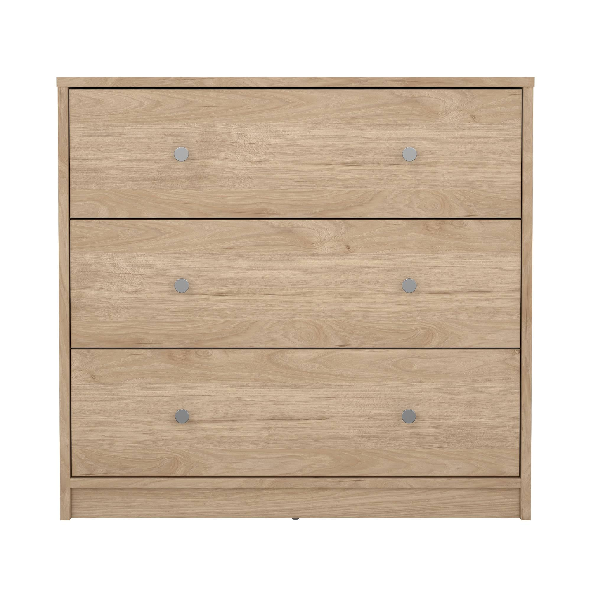 Un aparador de madera clara con tres cajones. Cada cajón tiene dos pomos plateados. El fondo es blanco.