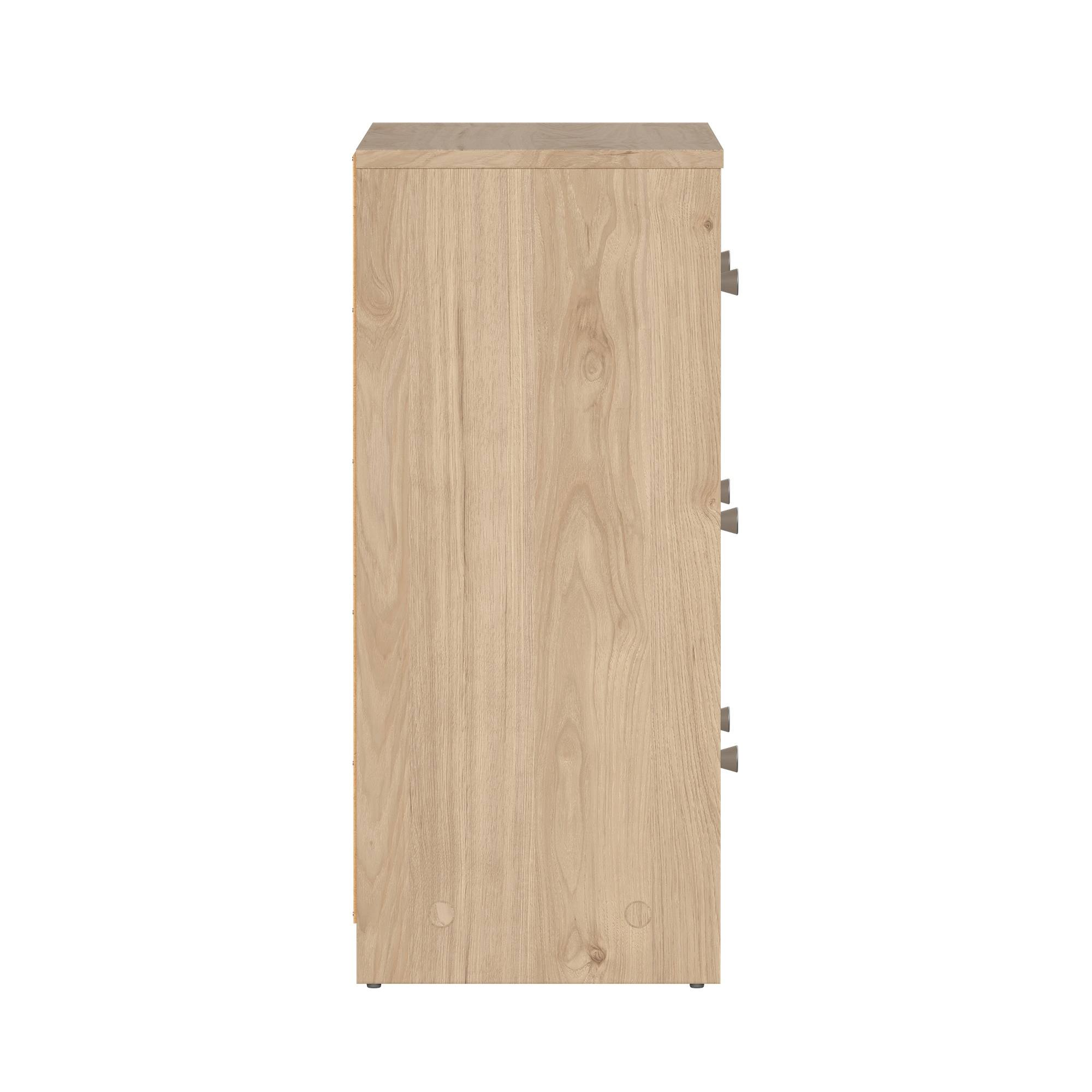 Un armario de madera clara con múltiples cajones y manijas grises sobre un fondo blanco.