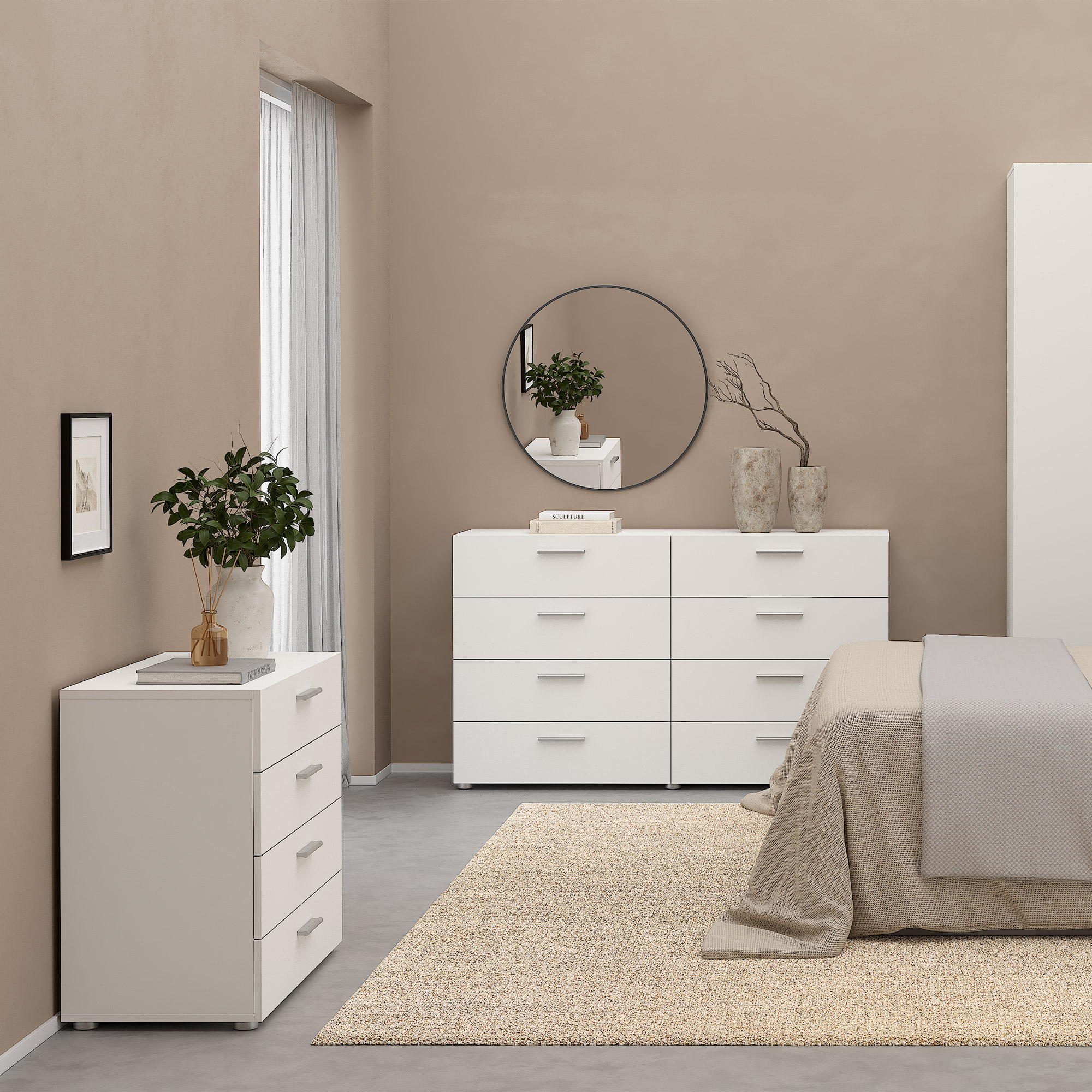 Escena de dormitorio con muebles blancos, espejo, cama y alfombra beige. Las paredes son marrón claro.