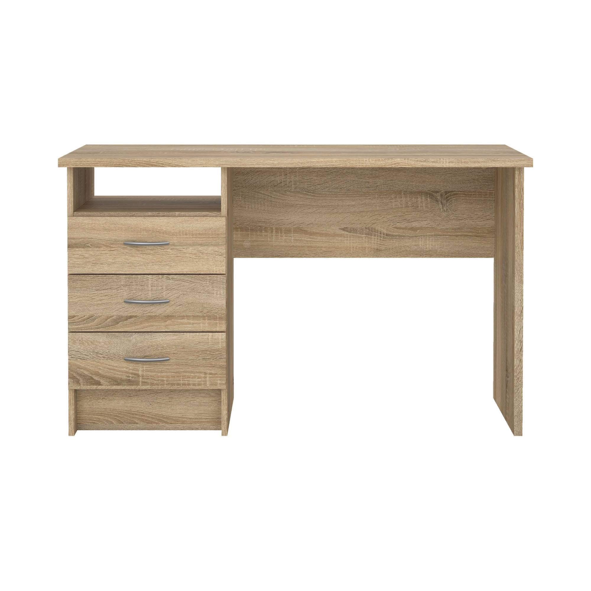 Un escritorio de madera marrón claro con tres cajones a la izquierda y un estante. Está sobre un fondo blanco.