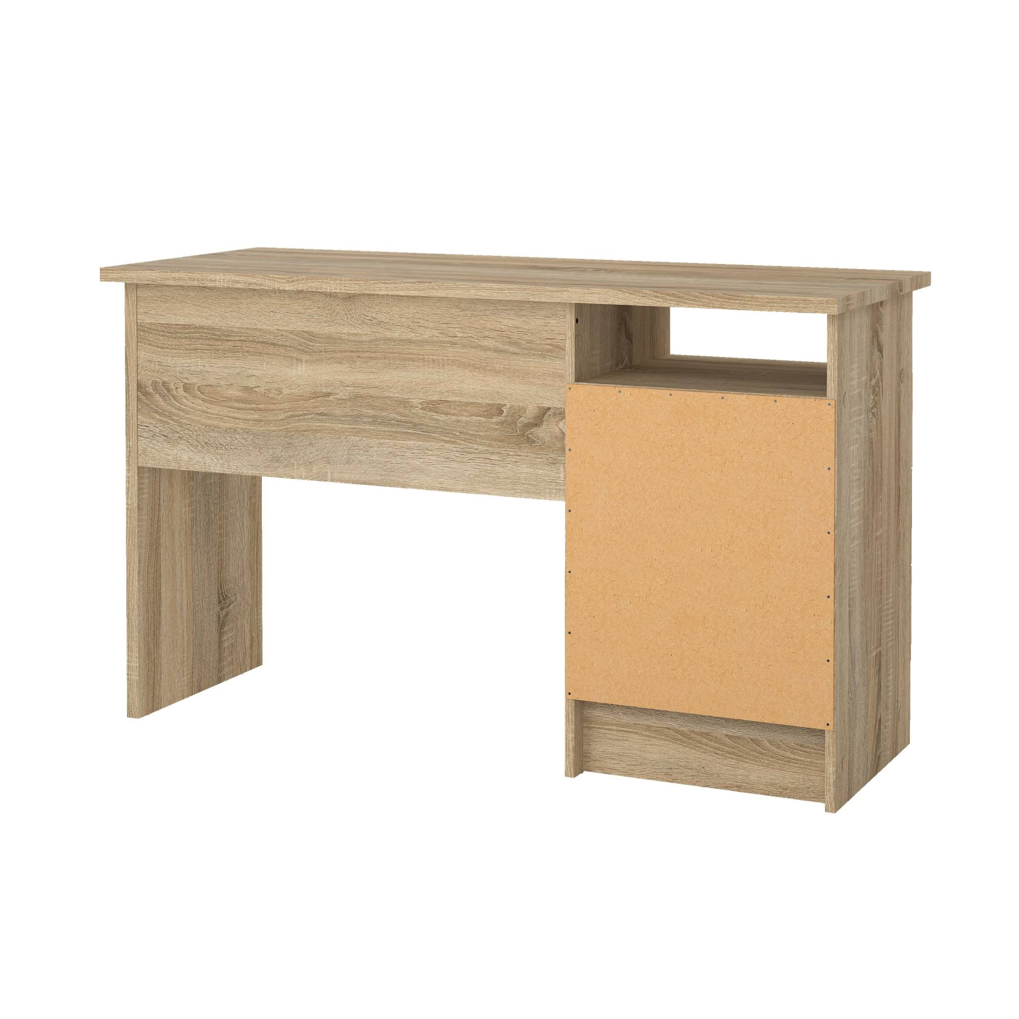 Un escritorio de madera marrón claro con una parte superior rectangular y una estantería lateral. La parte trasera del escritorio es visible.