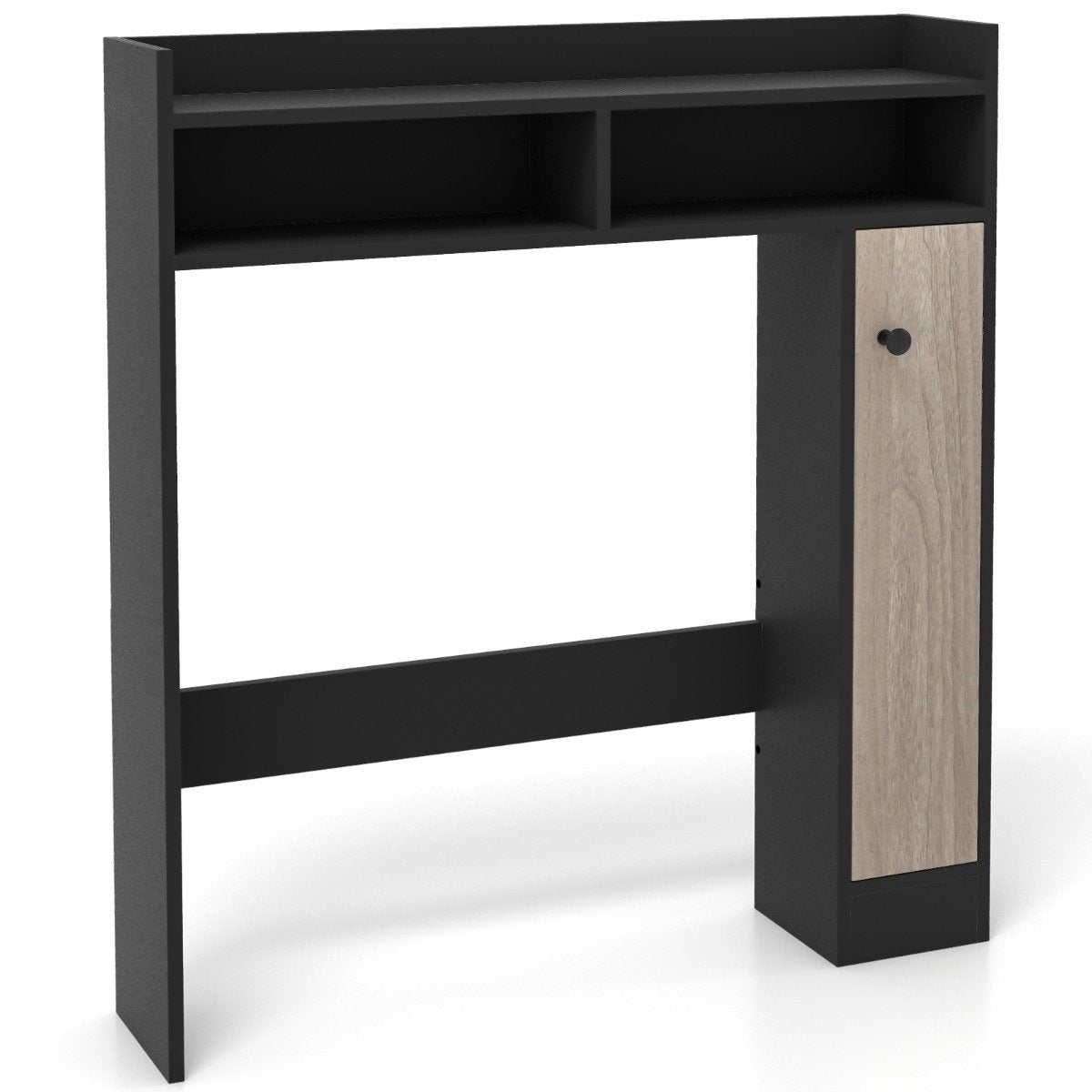Escritorio negro con estantes y una puerta de madera a la derecha. El escritorio está sobre una superficie blanca.
