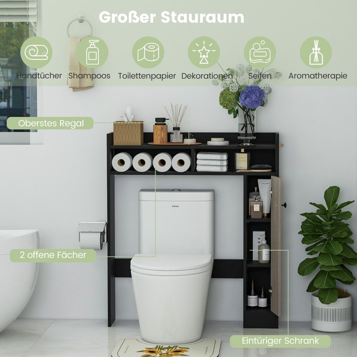 Escena de baño con inodoro y almacenamiento superior. El almacenamiento contiene toallas, papel higiénico y elementos decorativos. Una planta a la derecha.