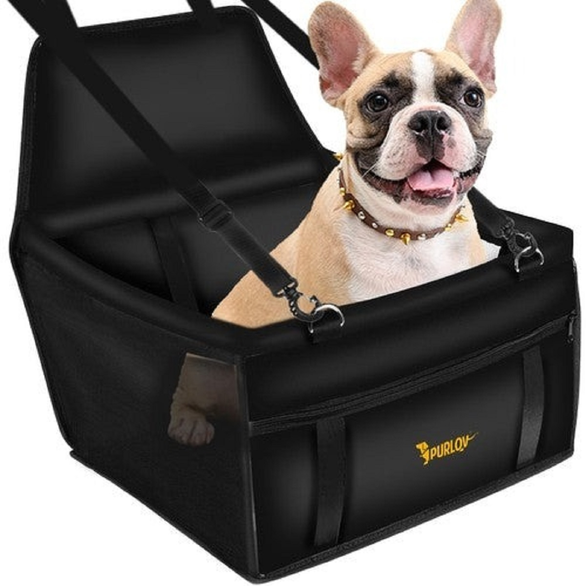 Un bulldog francés está sentado en un asiento de coche negro para perros. El perro tiene un pelaje marrón y blanco y lleva un collar con tachuelas.