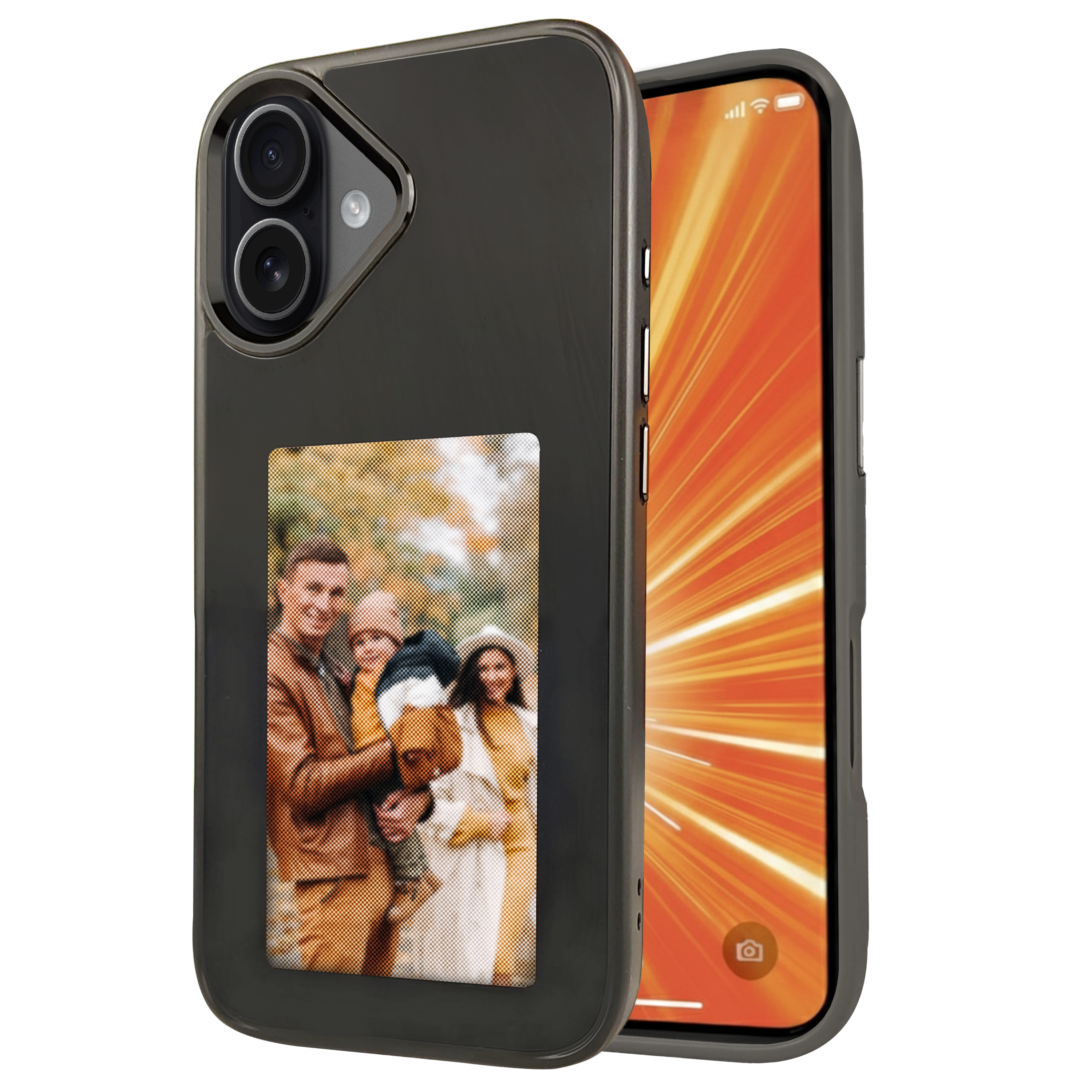 Un téléphone dans un étui noir affiche une photo de famille. L'écran affiche une image abstraite orange. L'étui a un appareil photo.