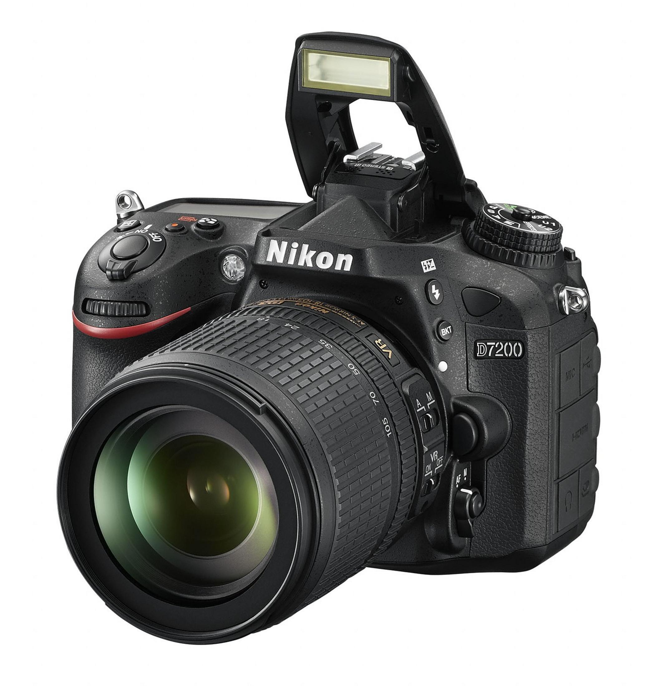 Una cámara DSLR Nikon D7200 negra con lente, flash y varios botones. La lente es prominente.